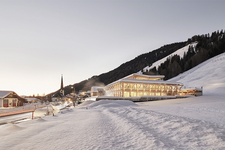 https://detail-cdn.s3.eu-central-1.amazonaws.com/media/catalog/product/0/1/01-teaser_bbd_hubertus_alpin_lodge_spa_oliver_jaist.jpg?width=437&height=582&store=de_en&image-type=image
