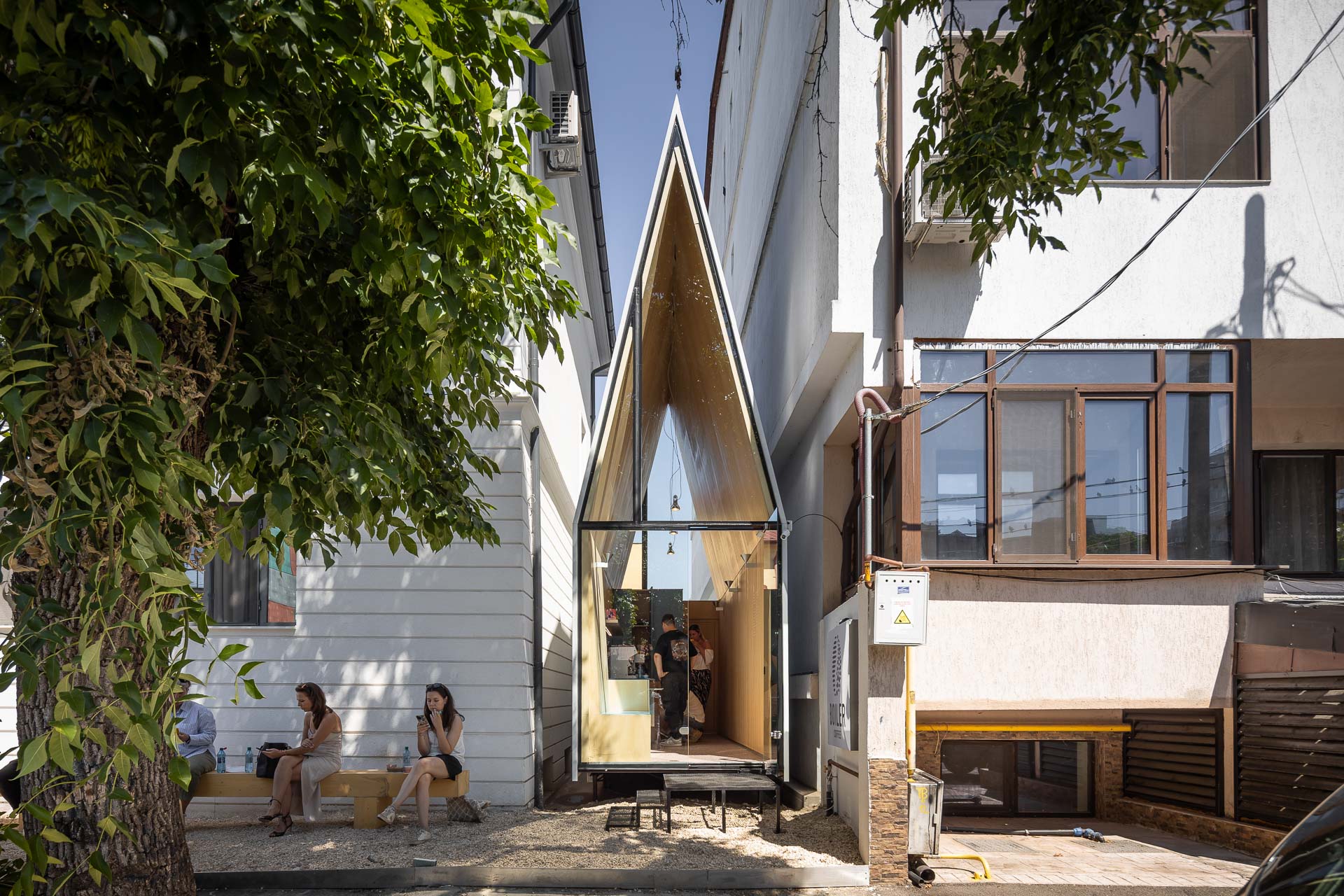 Ganze 2 m breit ist das Café in einer Baulücke im Nordwesten von Bukarest. © Vlad Patru 