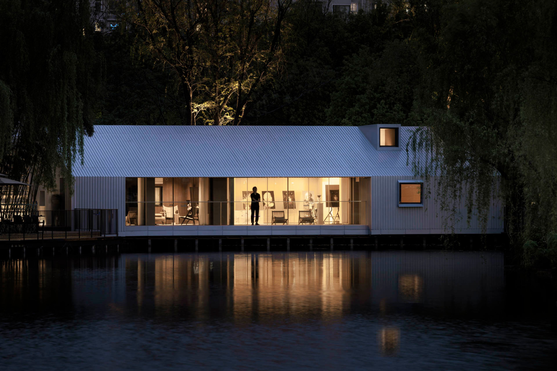 The&#x20;Lake&#x20;House-Life&#x20;Experience&#x20;Pavilion&#x20;bei&#x20;Nacht,&#x20;&#xA9;&#x20;Guowei&#x20;Liu