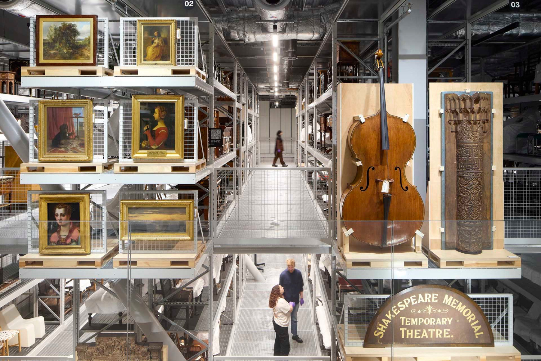 An&#x20;den&#x20;Enden&#x20;der&#x20;Regale&#x20;haben&#x20;Diller&#x20;Scofidio&#x20;&#x2B;&#x20;Renfro&#x20;immer&#x20;wieder&#x20;Vitrinen&#x20;integriert,&#x0D;&#x0A;die&#x20;fu&#x0308;r&#x20;einen&#x20;schnellen&#x20;Wechsel&#x20;der&#x20;Ausstellungsstu&#x0308;cke&#x20;konzipiert&#x20;sind.&#x20;&#xA9;&#x20;Hufton&#x20;&#x2B;&#x20;Crow