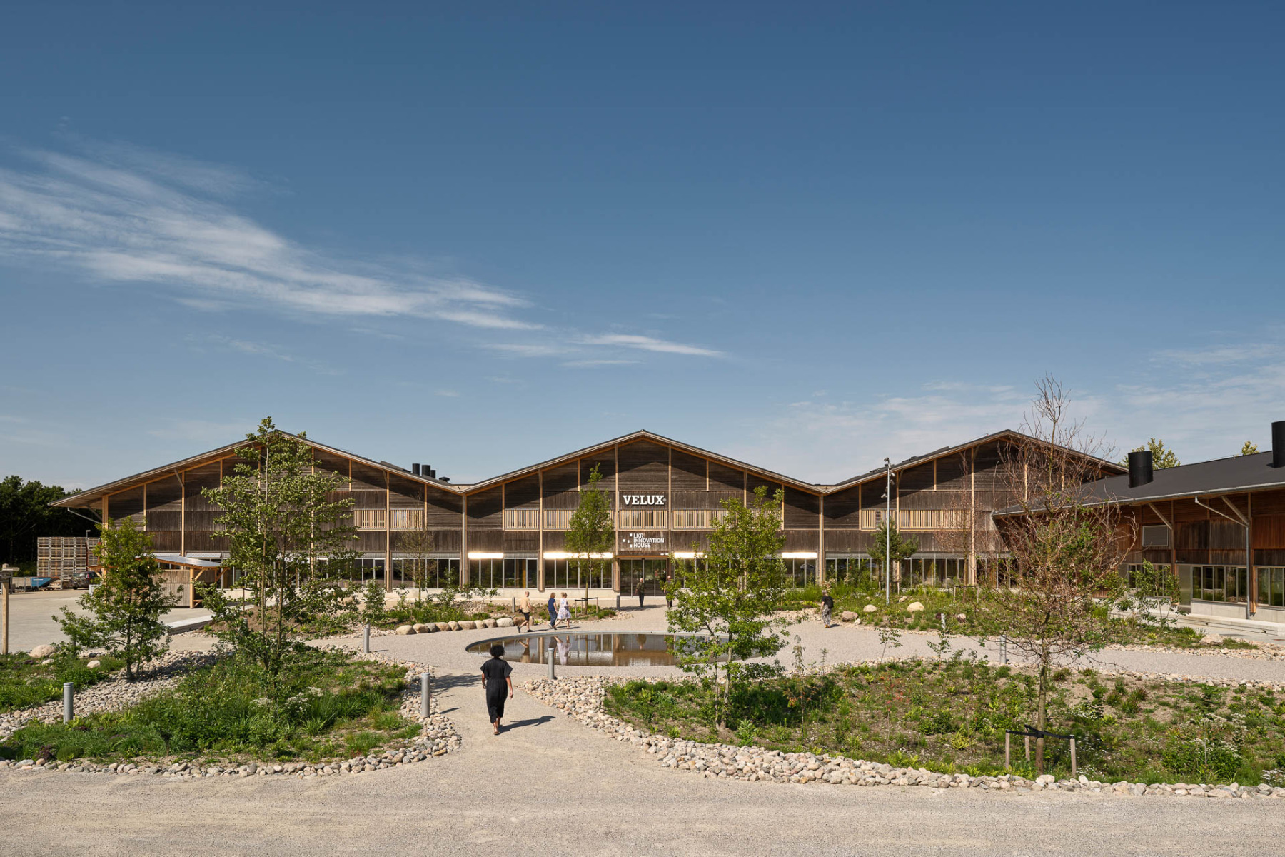 Praksis&#x20;Arkitekter&#x20;haben&#x20;eine&#x20;30&#x20;Jahre&#x20;alte&#x20;Lagerhalle&#x20;aus&#x20;Holz&#x20;zum&#x20;Forschungs-&#x20;und&#x20;Entwicklungzentrum&#x20;von&#x20;Velux&#x20;umgebaut.&#x20;&#xA9;&#x20;Adam&#x20;M&#xF8;rk
