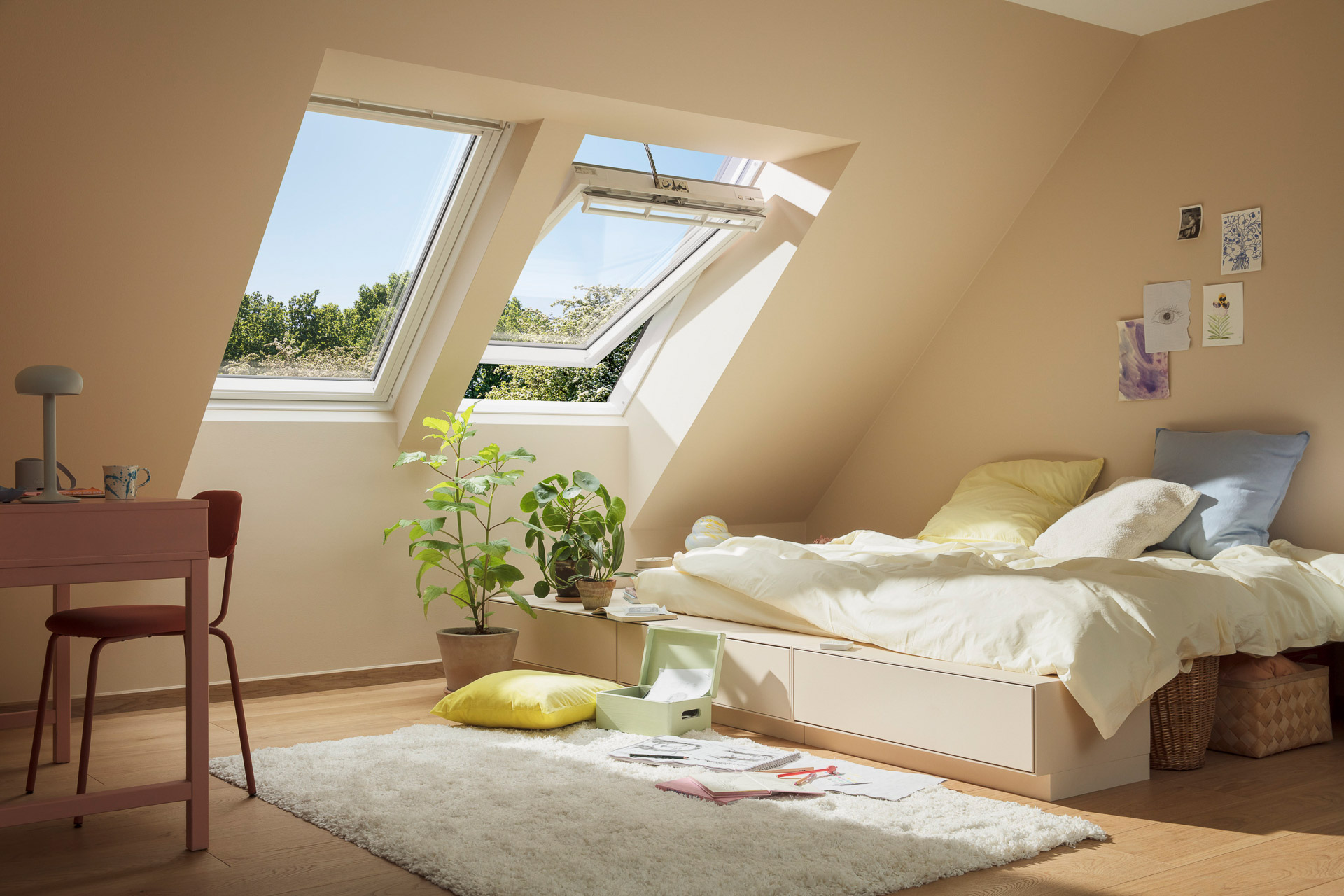 Sowohl für Smart-Home-Systeme als auch für den Anschluss an einen Schalter geeignet: das neue Schwingfenster 230 Volt von Velux. © Velux 