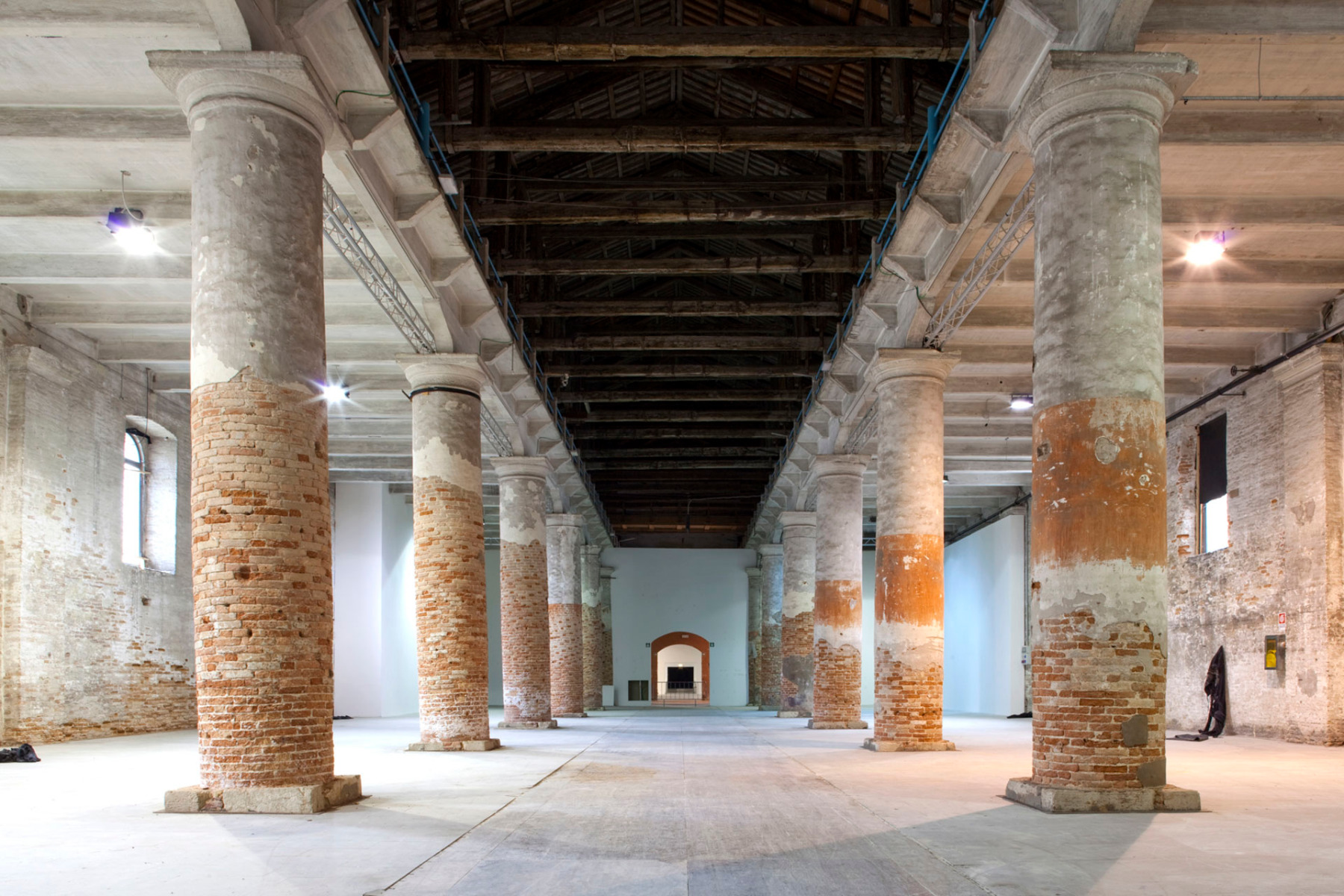 https://detail-cdn.s3.eu-central-1.amazonaws.com/media/catalog/product/0/1/01-vorschau-architekturbiennale-venedig-2025.jpg?width=437&height=582&store=de_en&image-type=image