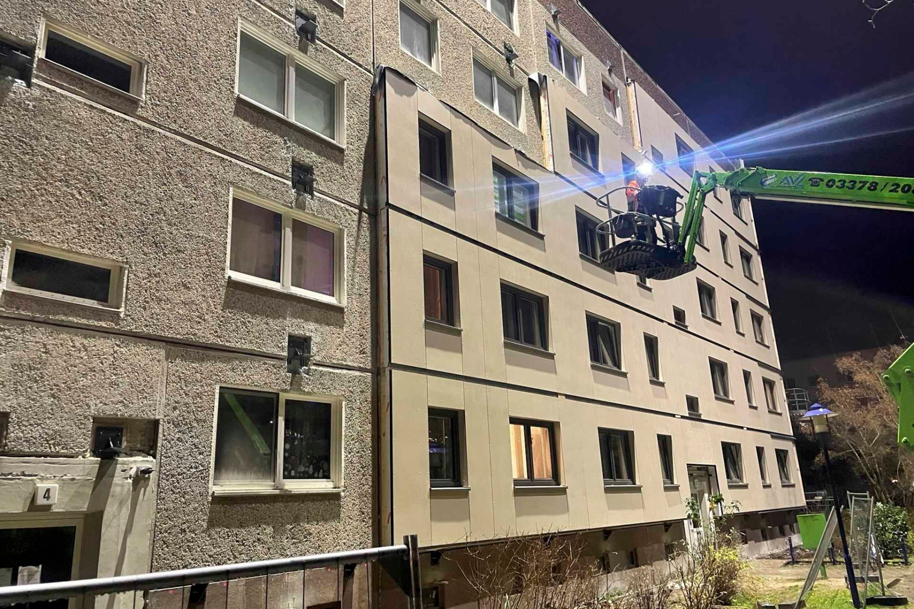 Der fünfgeschossige WBS 70-Plattenbau im brandenburgischen Ludwigsfelde wurde im Rahmen eines Pilotprojektes saniert. © Seeria Renova / Matek