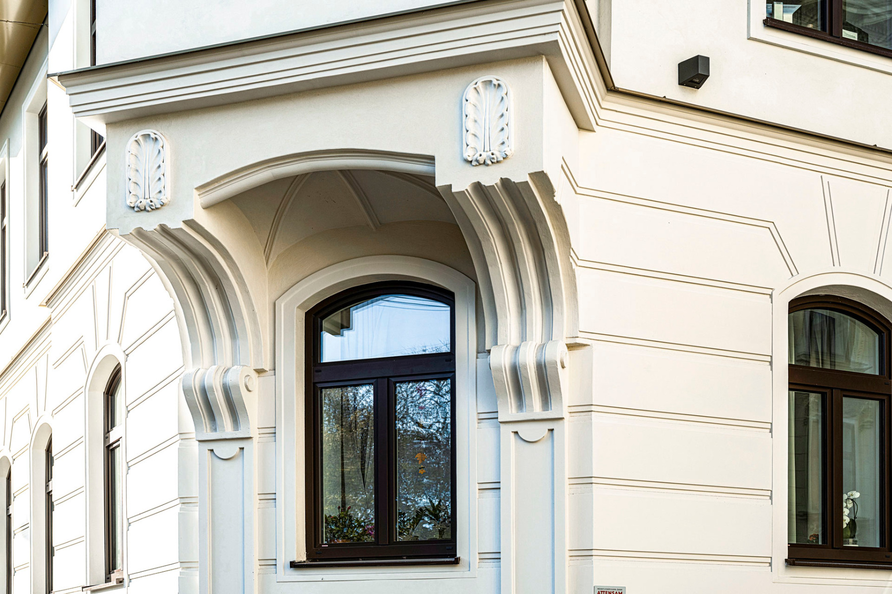 Bei dieser Altbaufassade wurden sämtliche Zierelemente mit WDVS-Profile von Austrotherm hergestellt. © Austrotherm