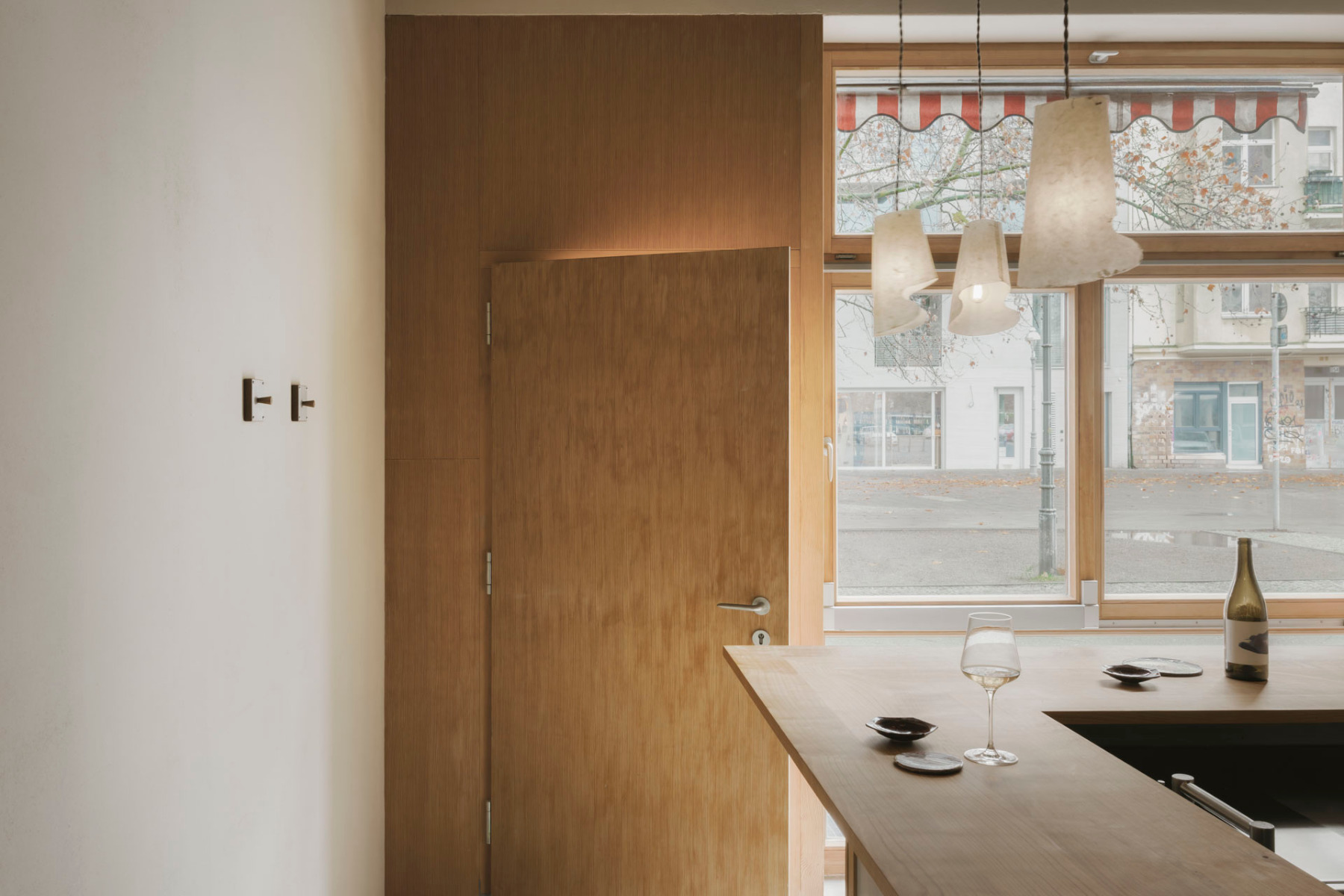 Weinbar in Berlin-Wedding: Umbau im Bestand mit Fokus auf Rohmaterialien und zurückhaltende Detaillösungen. © Simon Menges und Nino Tugushi