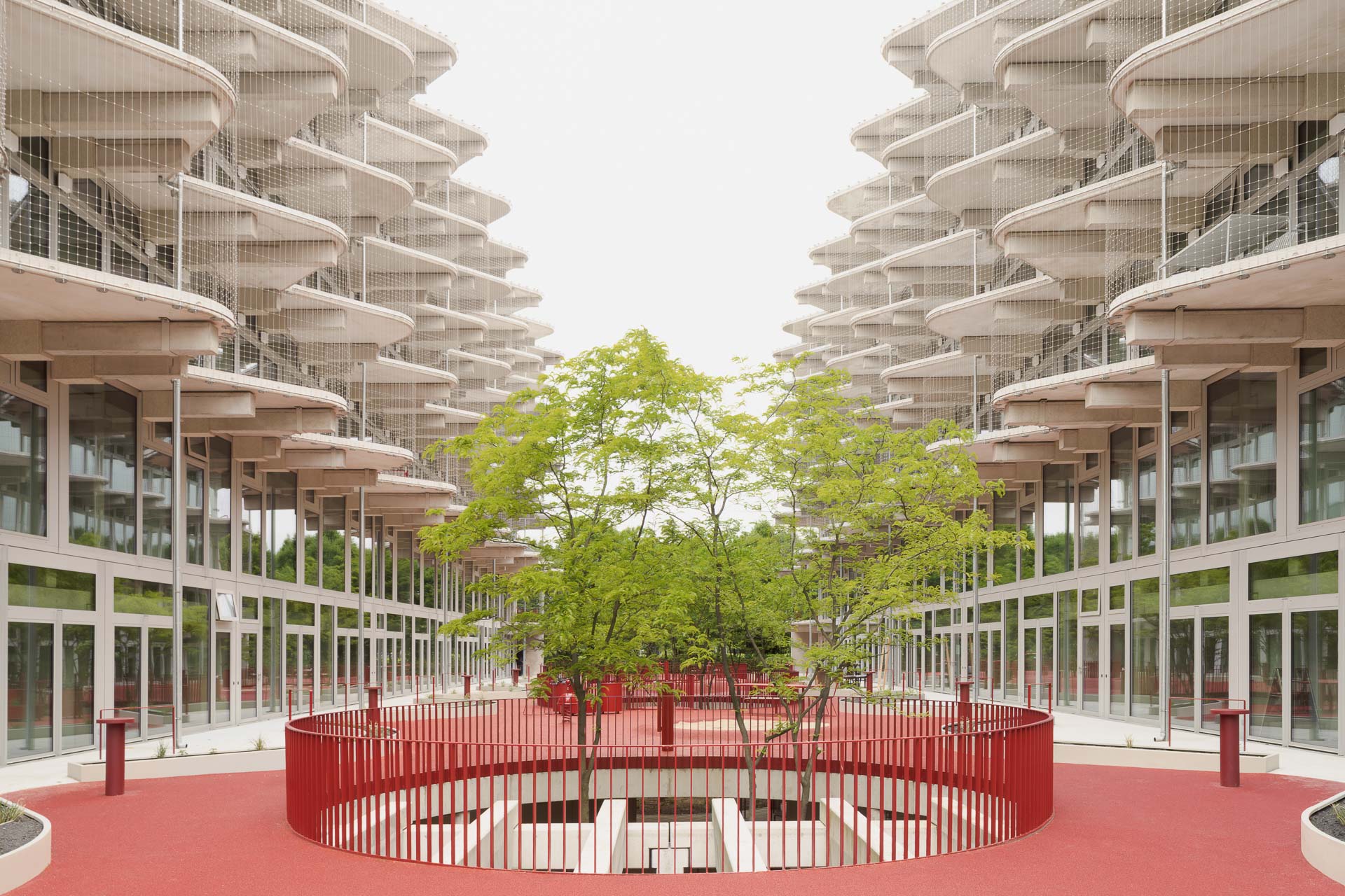 Von der Gartenebene aus hat man den besten Blick auf das Vis-a-Vis der beiden Wohnzeilen. Ihr Abstand entspricht der Breite einer Berliner Gründerzeitstraße. © David Hiepler