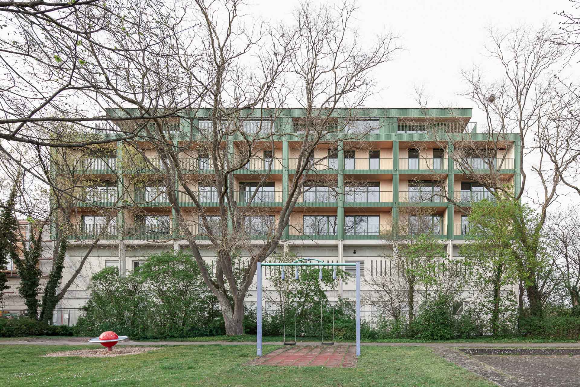 Zweimal&#x20;Nordgr&#xFC;n&#x3A;&#x20;Umgeben&#x20;vom&#x20;dichten&#x20;Gr&#xFC;n&#x20;der&#x20;B&#xE4;ume&#x20;liegt&#x20;die&#x20;mit&#x20;gr&#xFC;nem&#x20;Trapezblech&#x20;verkleidete&#x20;Aufstockung&#x20;in&#x20;der&#x20;Karlsruher&#x20;Nordstadt.&#x20;&#xA9;&#x20;Kim&#x20;Fohmann