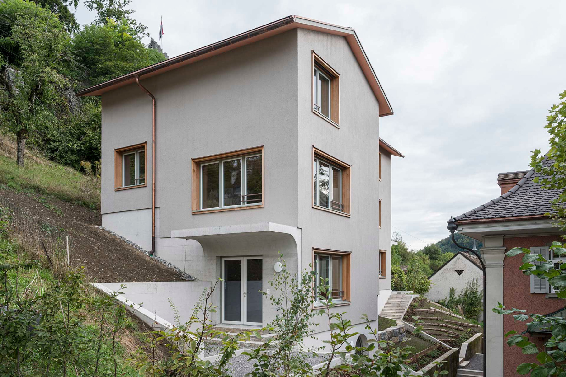 Die&#x20;beiden&#x20;je&#x20;125&#x20;m&#xB2;&#x20;gro&#xDF;en&#x20;Wohnh&#xE4;user&#x20;stehen&#x20;am&#x20;steil&#x20;aufragenden&#x20;Hang&#x20;des&#x20;Badener&#x20;Schlossbergs.&#x20;&#xA9;&#x20;Beat&#x20;B&#xFC;hler