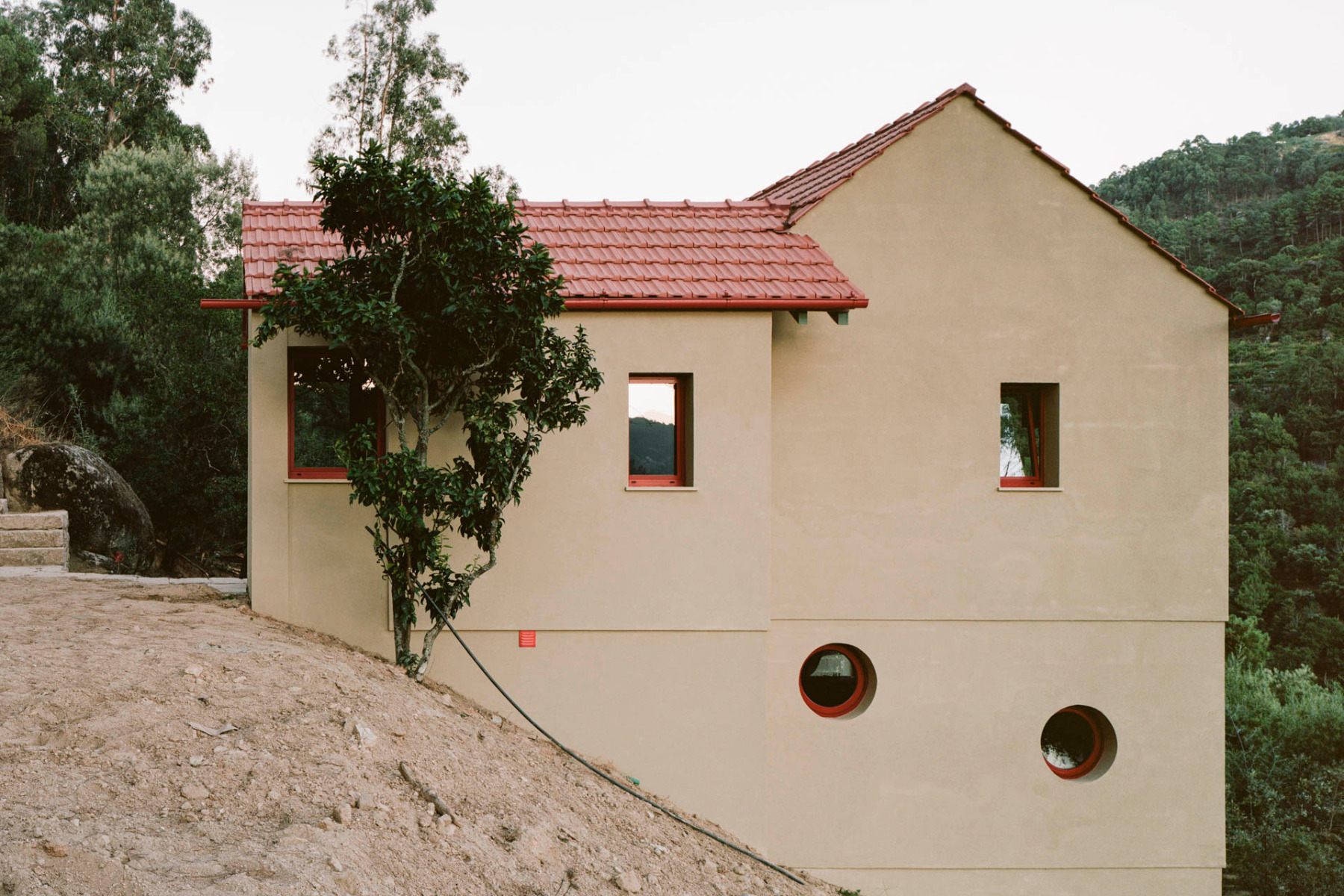 Das Wohnhaus liegt in einem ehemaligen Steinbruch in der Nähe von Baião, Portugal. © Francisco Ascensão