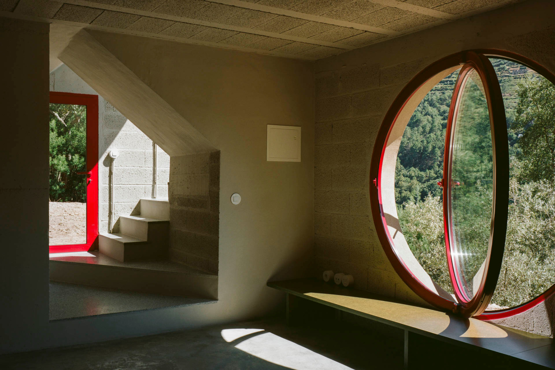 Ein kleines Haus auf schmalem Grund: Atelier Local realisiert im portugiesischen Ancede ein Wohnhaus, das Materialknappheit, Topografie und Technik mit präziser Reduktion begegnet. © Francisco Ascensão