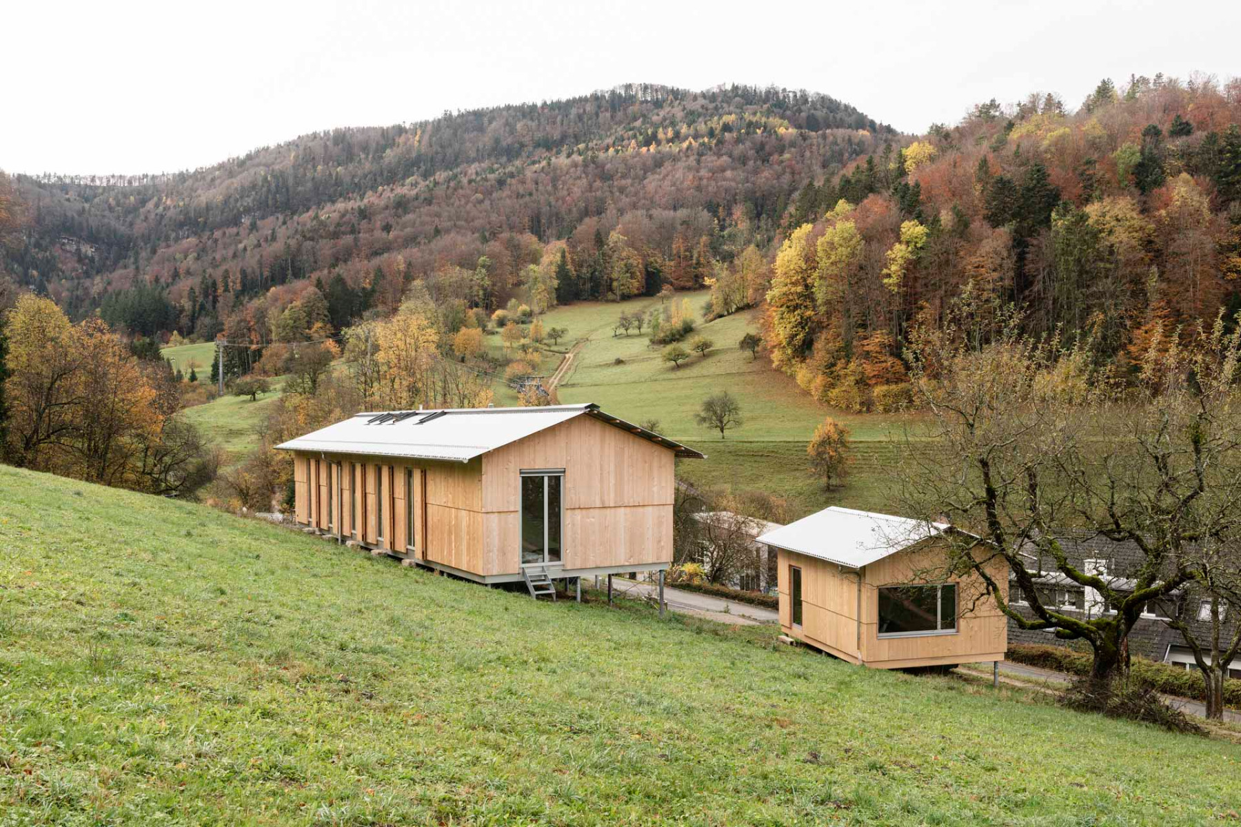Das Wohnhaus in Reigoldswil steht komplett auf Stahlstützen, einen Keller gibt es nicht. © CRRA