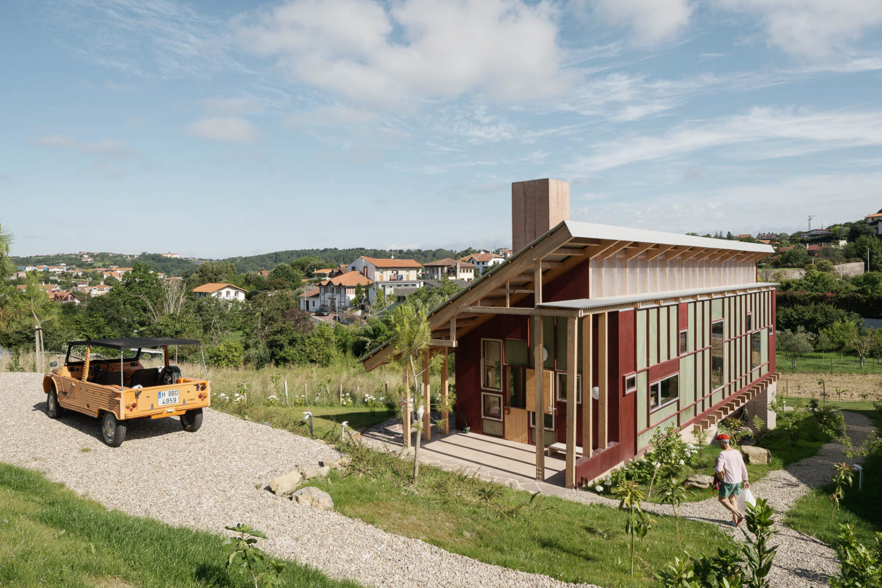 Das Wohnhaus Nanihuena ist von der Bergseite aus ebenerdig erreichbar. Seine Holzkonstruktion ruht auf vier massiven, raumhaltigen Betonstützen. © Luis Díaz Díaz