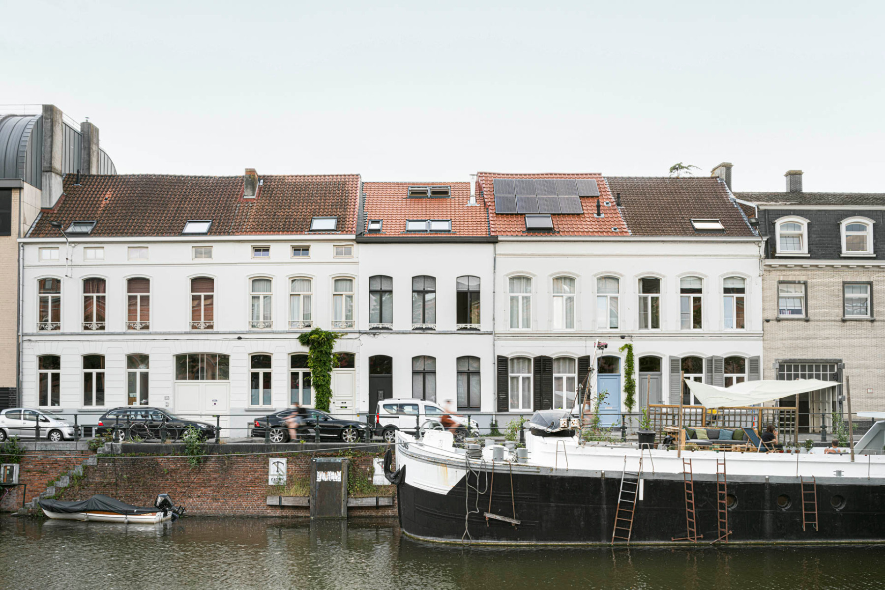 Two watercourses delimit the spit where the narrow house is located. © Jeroen Verrecht