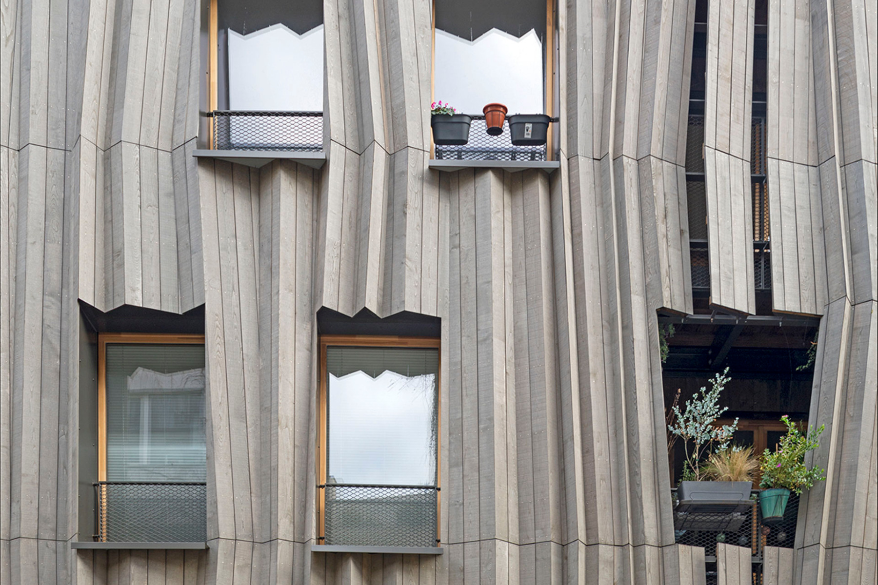 Mit seiner skulpturalen Fassade beeindruckt der 2023 fertig gestellte Neubau schon von außen. © Kamel Khalfi