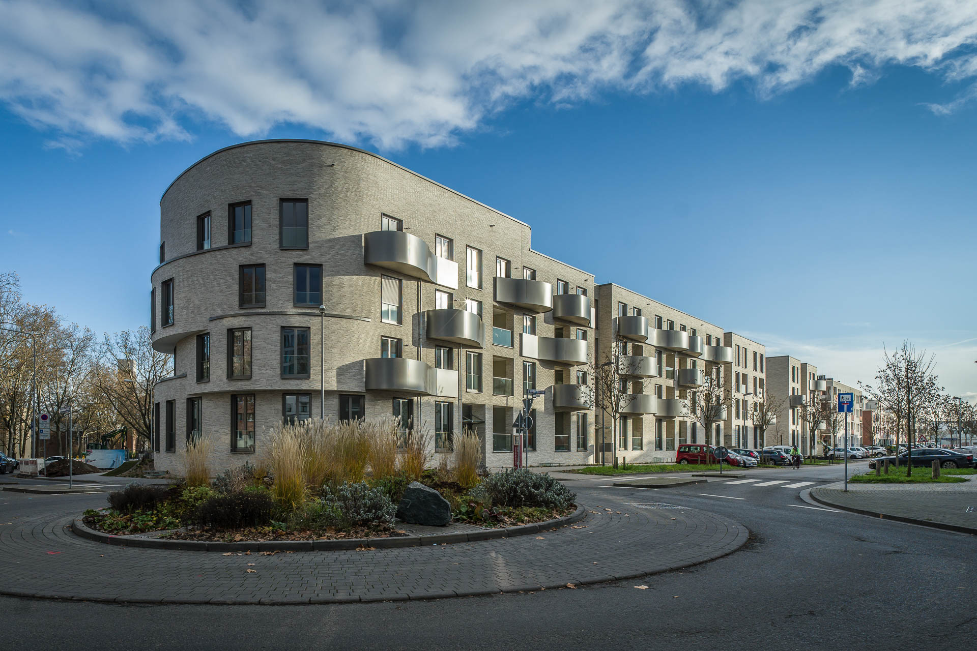 Die sanft gerundeten Fassaden des Wohnquartiers Curve in Wiesbaden bilden einen feinen Kontrast zur ansonsten eher geradlinigen Umgebung. © Marc Ruske 