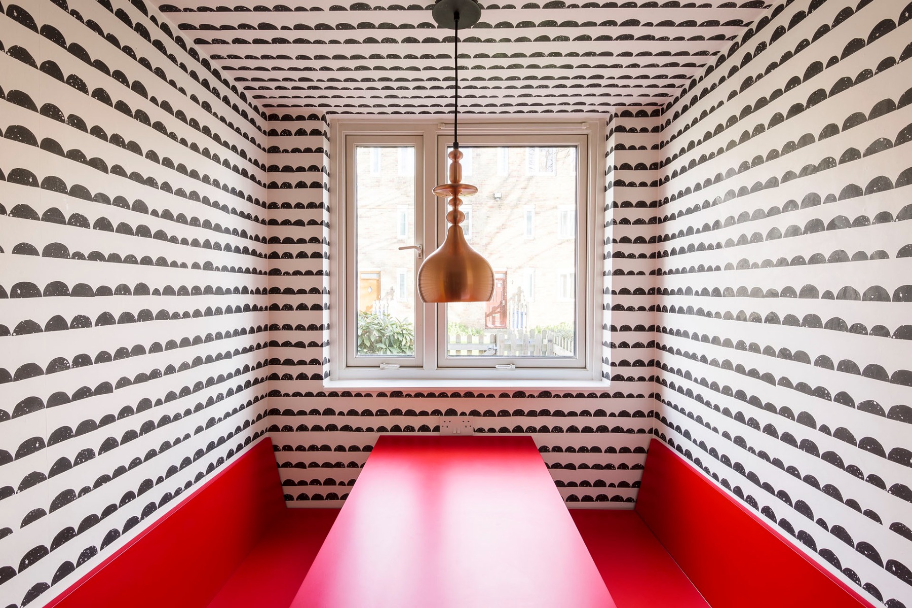 Grafische Tapeten im Essbereich, © Studio Alexander Fehre