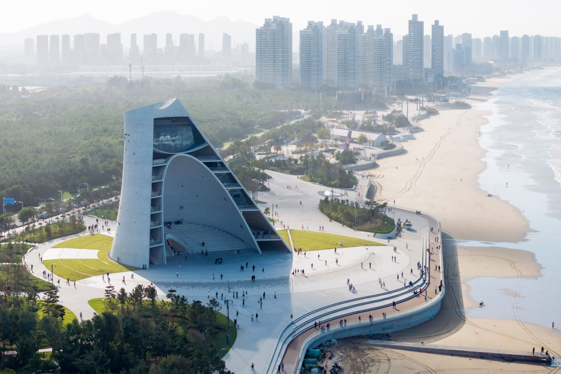 https://detail-cdn.s3.eu-central-1.amazonaws.com/media/catalog/product/0/1/01-yantai-sun-tower-open-architecture.jpg?width=437&height=582&store=de_en&image-type=image