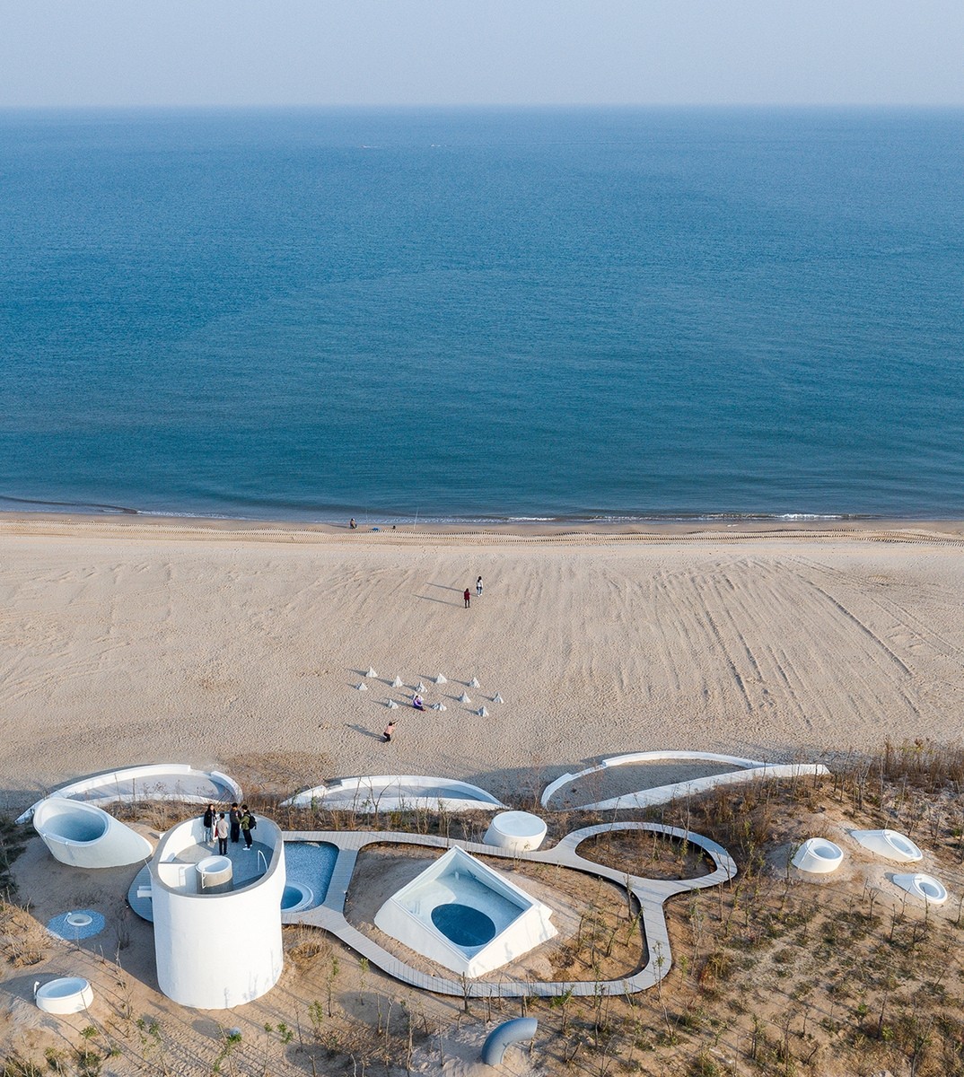 https://detail-cdn.s3.eu-central-1.amazonaws.com/media/catalog/product/0/1/01_Dune_Art_Museum-Aerial_View_by_WU_Qingshan_1.jpg?width=437&height=582&store=de_en&image-type=image