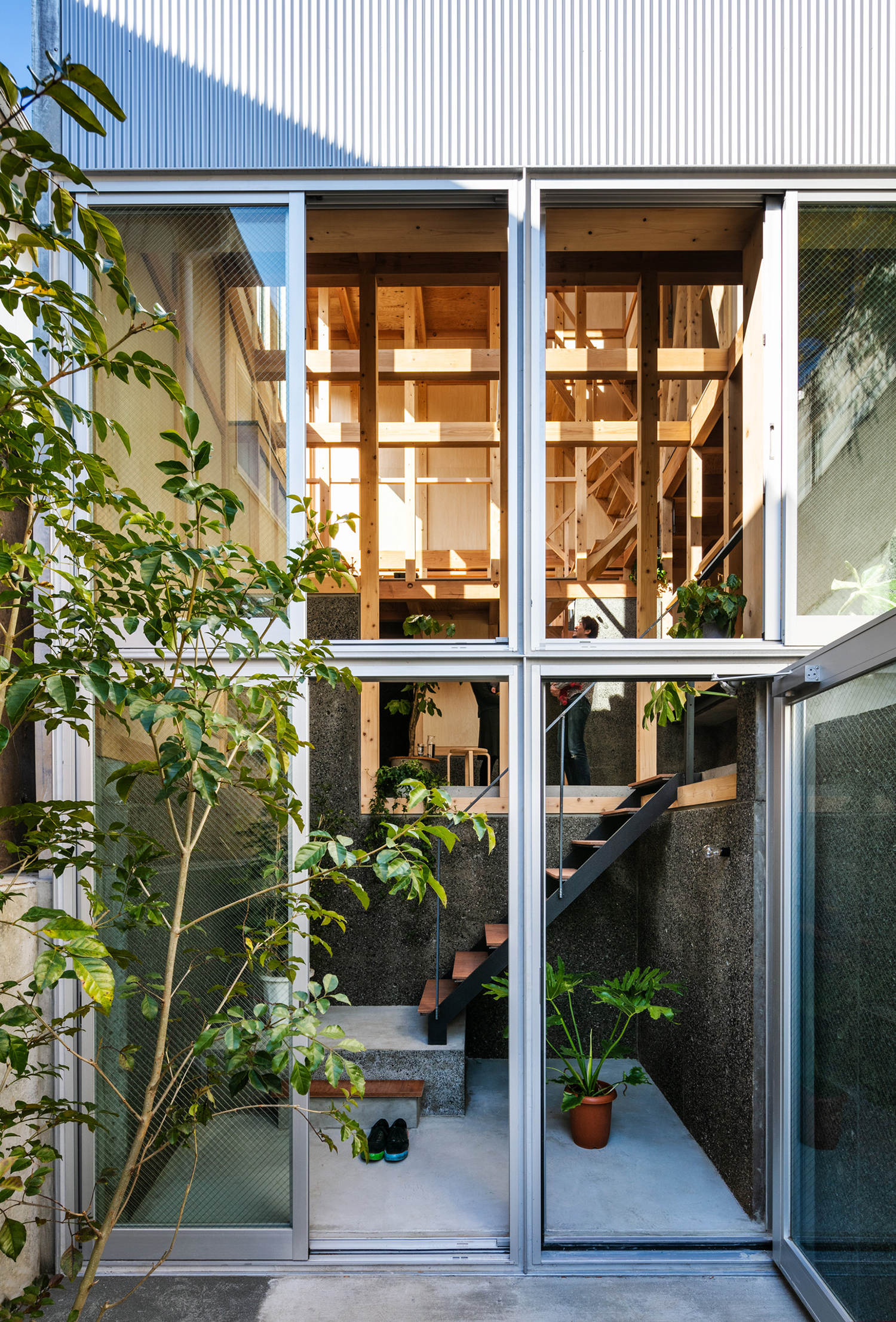 https://detail-cdn.s3.eu-central-1.amazonaws.com/media/catalog/product/0/1/01_Kiyoaki_Takeda_House_in_Setagaya_Masaki_Hamada.jpg?width=437&height=582&store=de_de&image-type=image