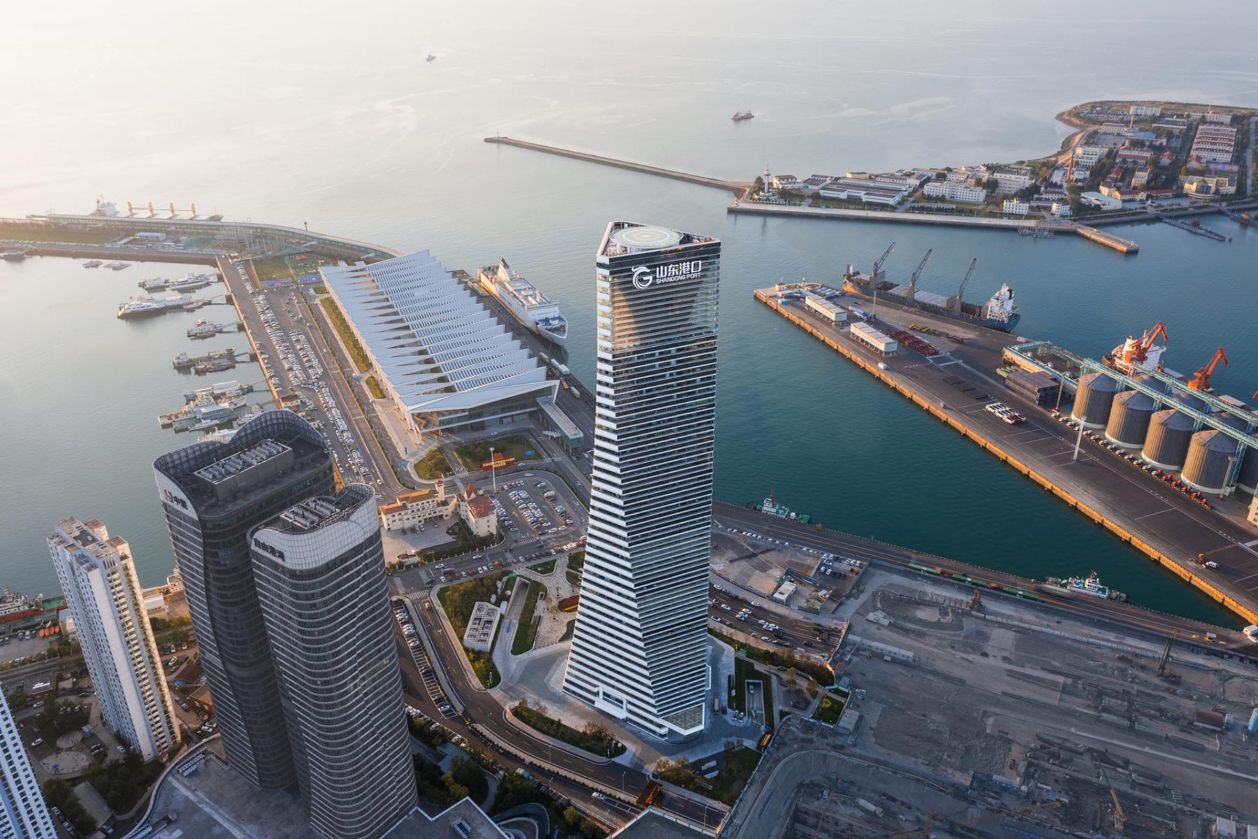https://detail-cdn.s3.eu-central-1.amazonaws.com/media/catalog/product/0/1/01_shandong_port_tower_im_hafen_von_qingdao.jpg?width=437&height=582&store=de_de&image-type=image