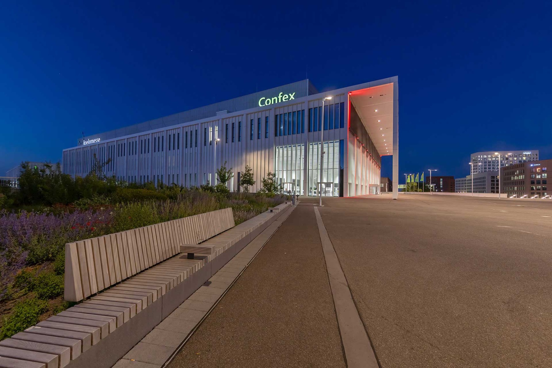 Die&#x20;gleichm&#xE4;&#xDF;ige&#x20;Ausleuchtung&#x20;des&#x20;Vorplatzes&#x20;erfolgt&#x20;mit&#x20;individuell&#x20;konfigurierten&#x20;WE-EF&#x20;Mastleuchten&#x20;der&#x20;Produktreihe&#x20;VFL500.&#x20;&#xA9;&#x20;Frieder&#x20;Blickle&#x20;f&#xFC;r&#x20;WE-EF