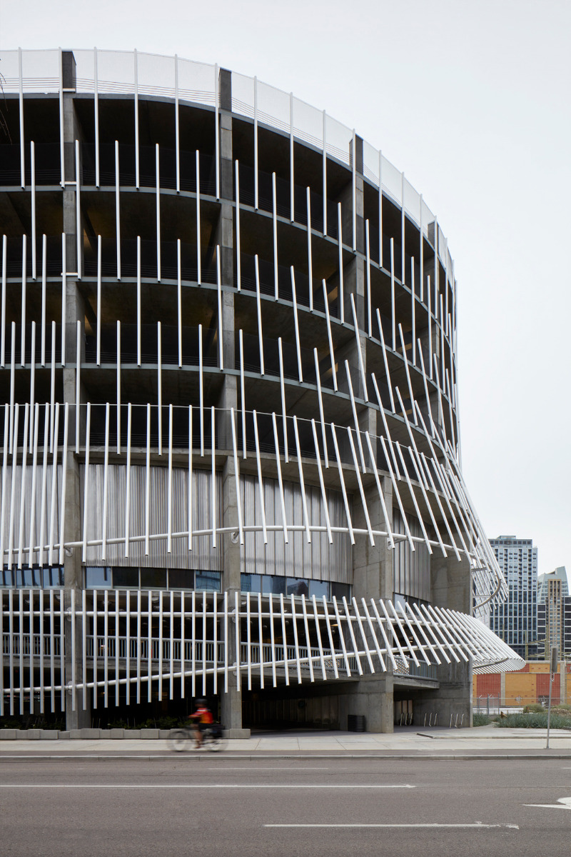 https://detail-cdn.s3.eu-central-1.amazonaws.com/media/catalog/product/0/2/02-9th-avenue-parkade-calgary-5468796-und-kasian-architecture.jpg?width=437&height=582&store=de_en&image-type=image