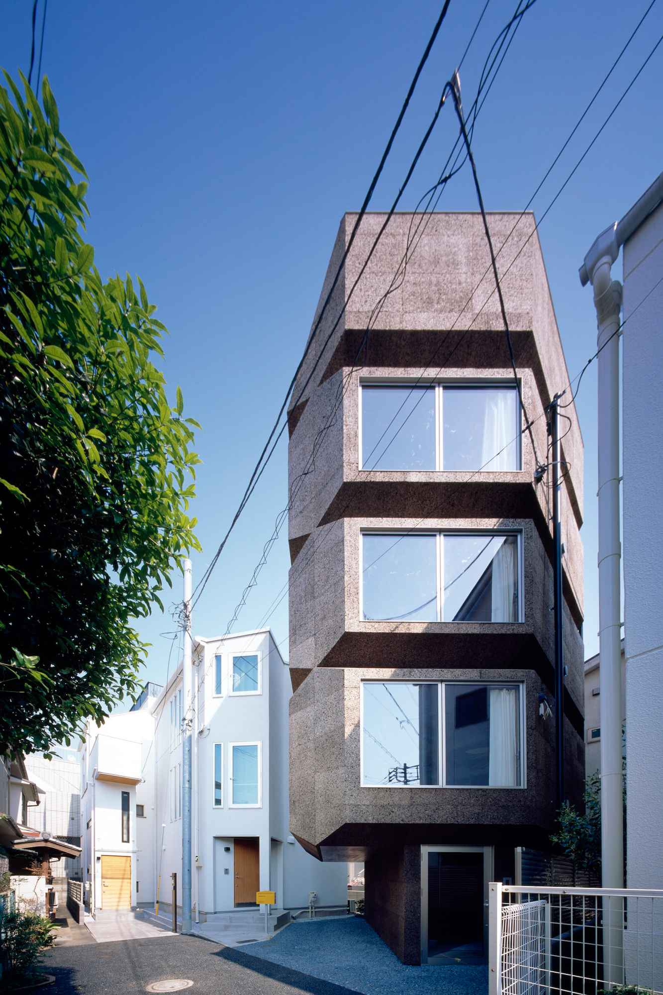 https://detail-cdn.s3.eu-central-1.amazonaws.com/media/catalog/product/0/2/02-Bay-Window-Tower-House-Tokio-Takaaki-Fuji_Yuko-Fuji-Architecture.jpg?width=437&height=582&store=de_en&image-type=image