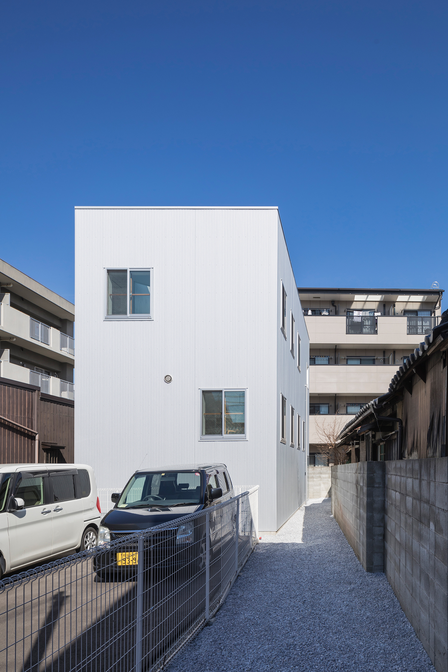 https://detail-cdn.s3.eu-central-1.amazonaws.com/media/catalog/product/0/2/02-House-in-Miyamotocho-Tato-Architects-Shinkenchiku-sha.jpg?width=437&height=582&store=de_en&image-type=image