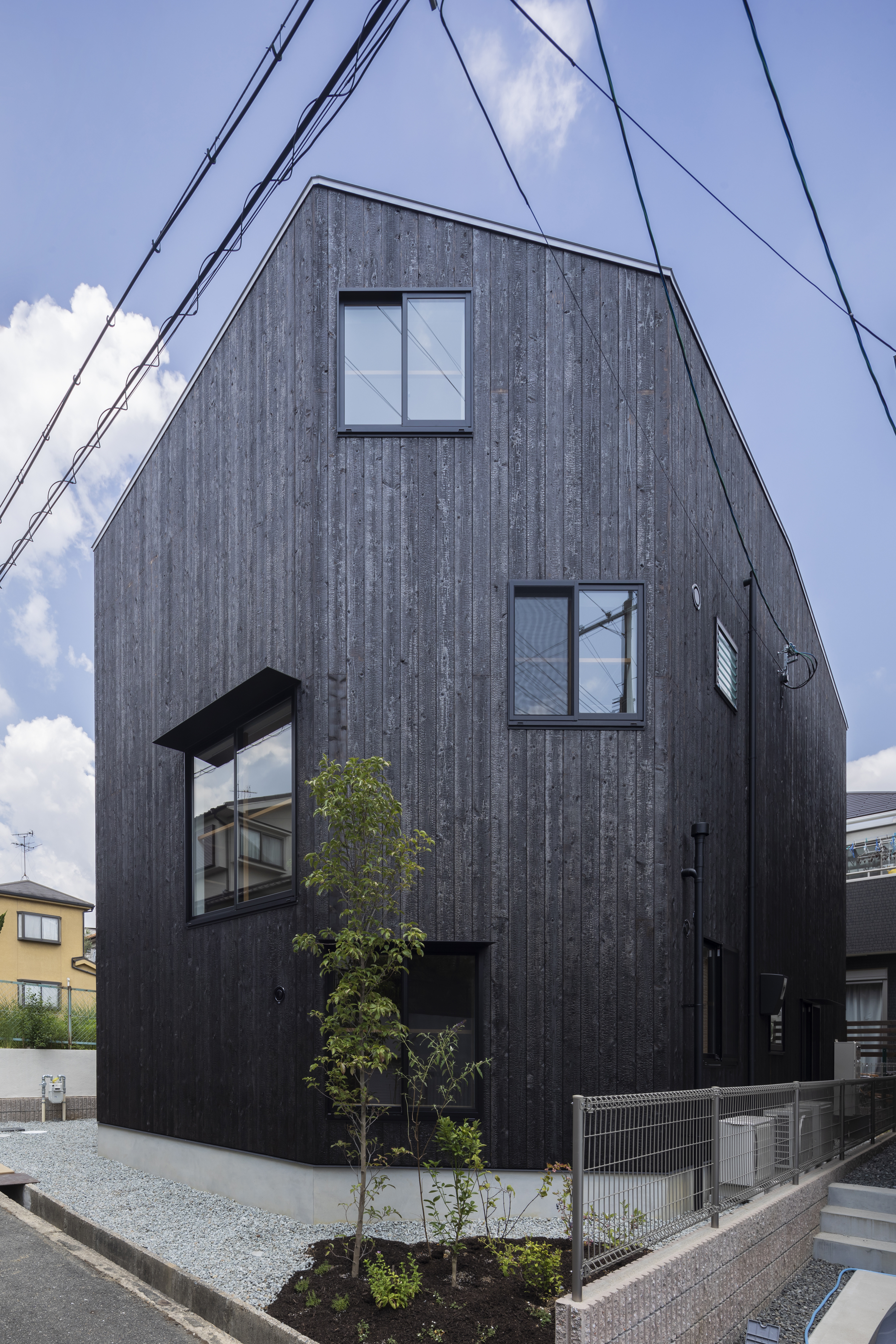 https://detail-cdn.s3.eu-central-1.amazonaws.com/media/catalog/product/0/2/02-House-in-Takatsuki-Tato-Architects-Shinkenchiku-Sha.jpg?width=437&height=582&store=de_en&image-type=image