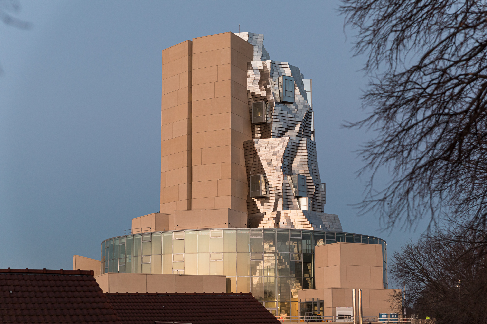 https://detail-cdn.s3.eu-central-1.amazonaws.com/media/catalog/product/0/2/02-Kulturstiftung-Luma-Gehry.jpg?width=437&height=582&store=de_en&image-type=image