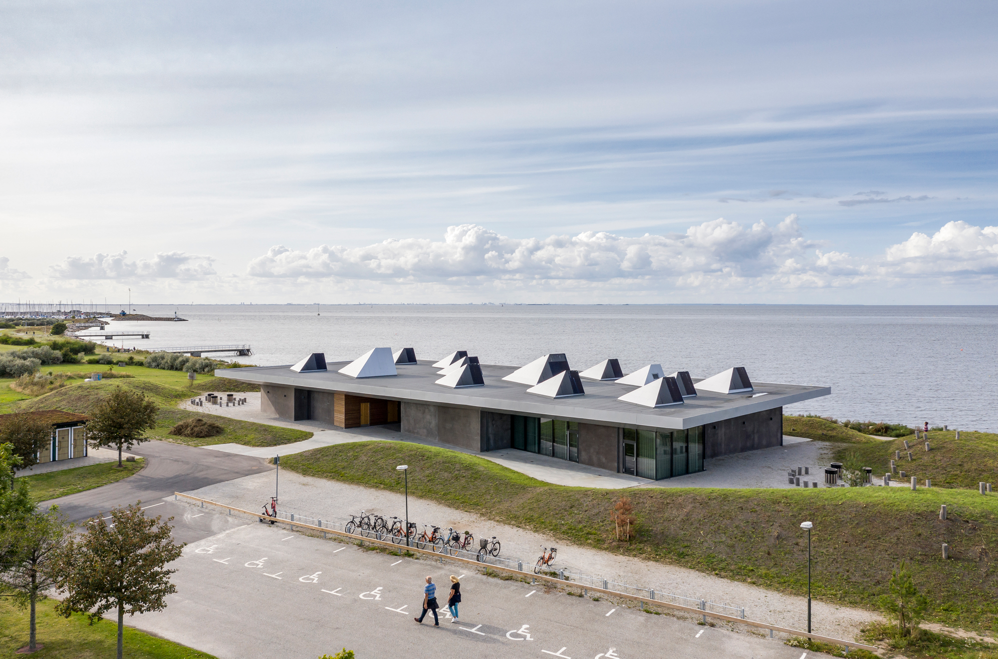 https://detail-cdn.s3.eu-central-1.amazonaws.com/media/catalog/product/0/2/02-Marine-Education-Center-Malmoe-Nord-Architects.jpg?width=437&height=582&store=de_de&image-type=image