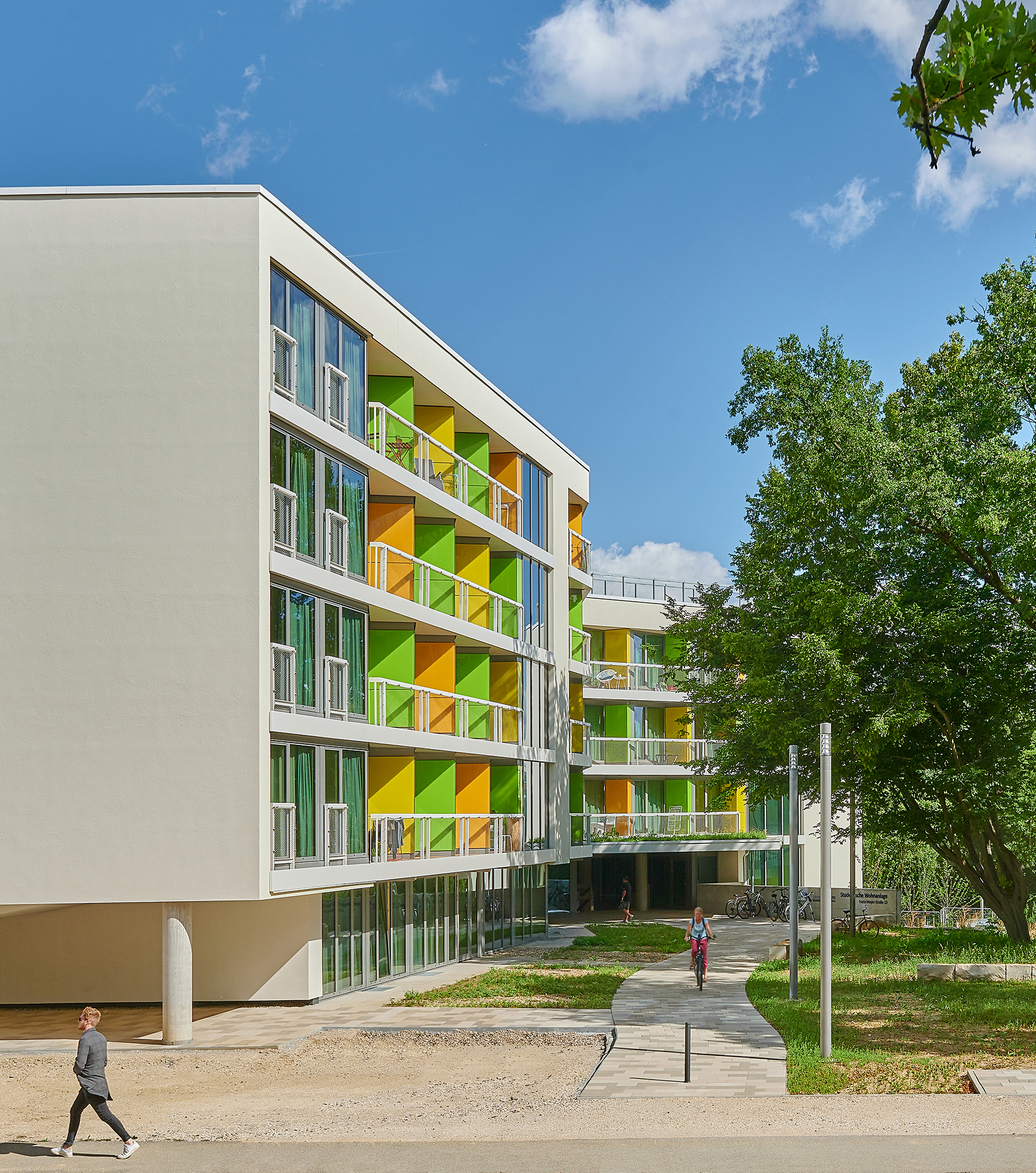 https://detail-cdn.s3.eu-central-1.amazonaws.com/media/catalog/product/0/2/02-Studentenwohnheim-in-Regensburg-Behnisch-Architekten-David-Matthiessen.jpg?width=437&height=582&store=de_en&image-type=image