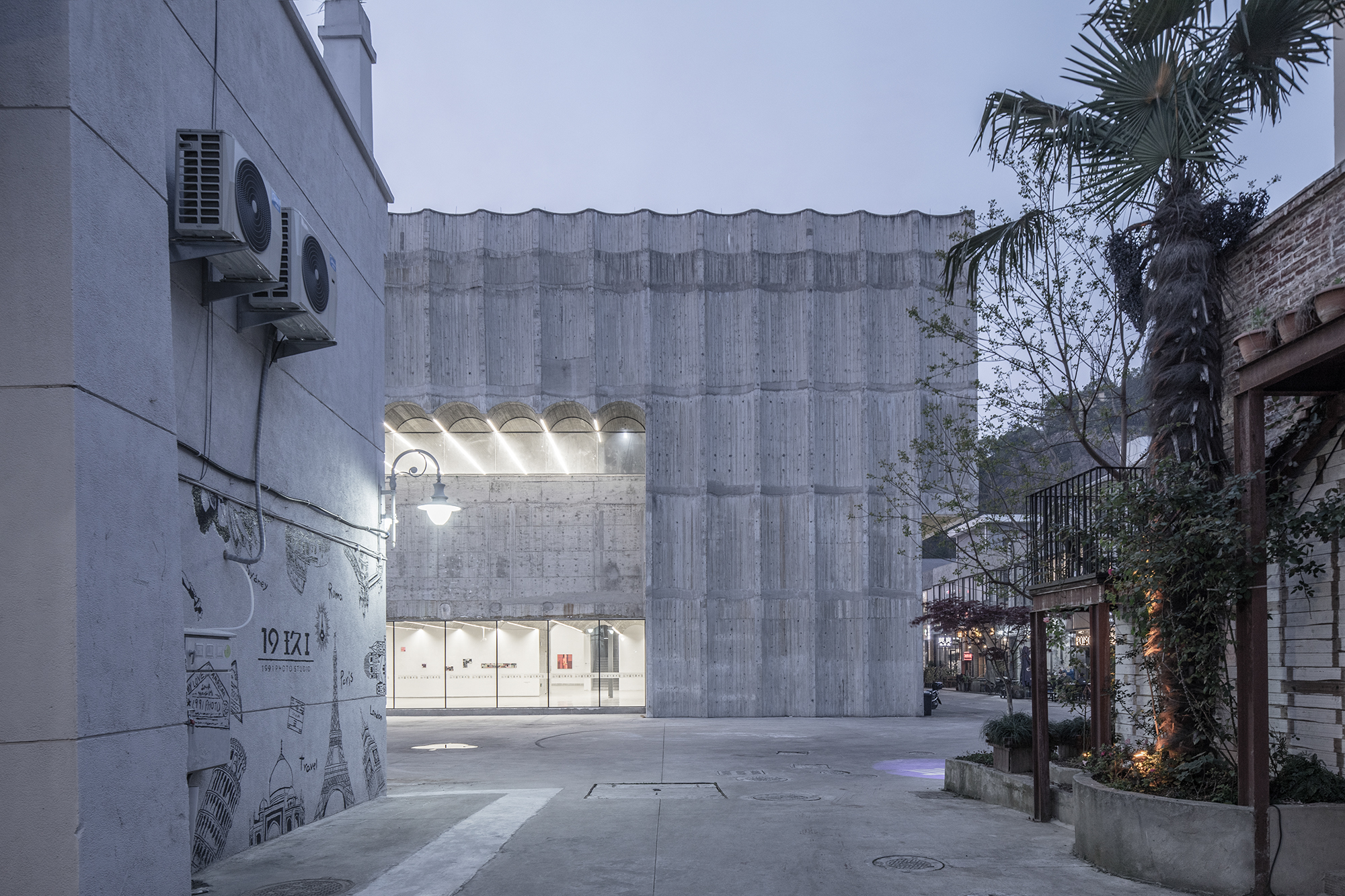 https://detail-cdn.s3.eu-central-1.amazonaws.com/media/catalog/product/0/2/02-Taizhou-Contemporary-Art-Museum-Atelier-Deshaus-Tian-Fangfang.jpg?width=437&height=582&store=de_en&image-type=image