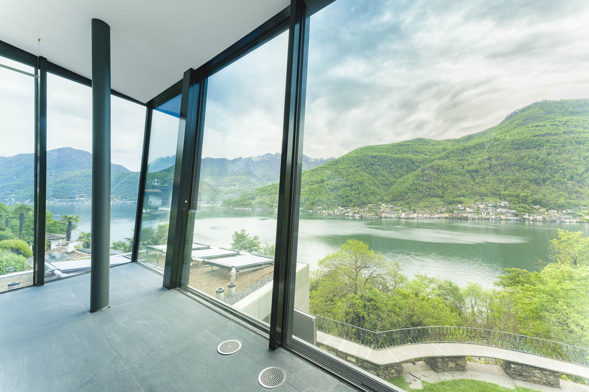 https://detail-cdn.s3.eu-central-1.amazonaws.com/media/catalog/product/0/2/02-air-lux-fassadensystem-ferienhaus-lugano-deltazero.jpg?width=437&height=582&store=de_de&image-type=image