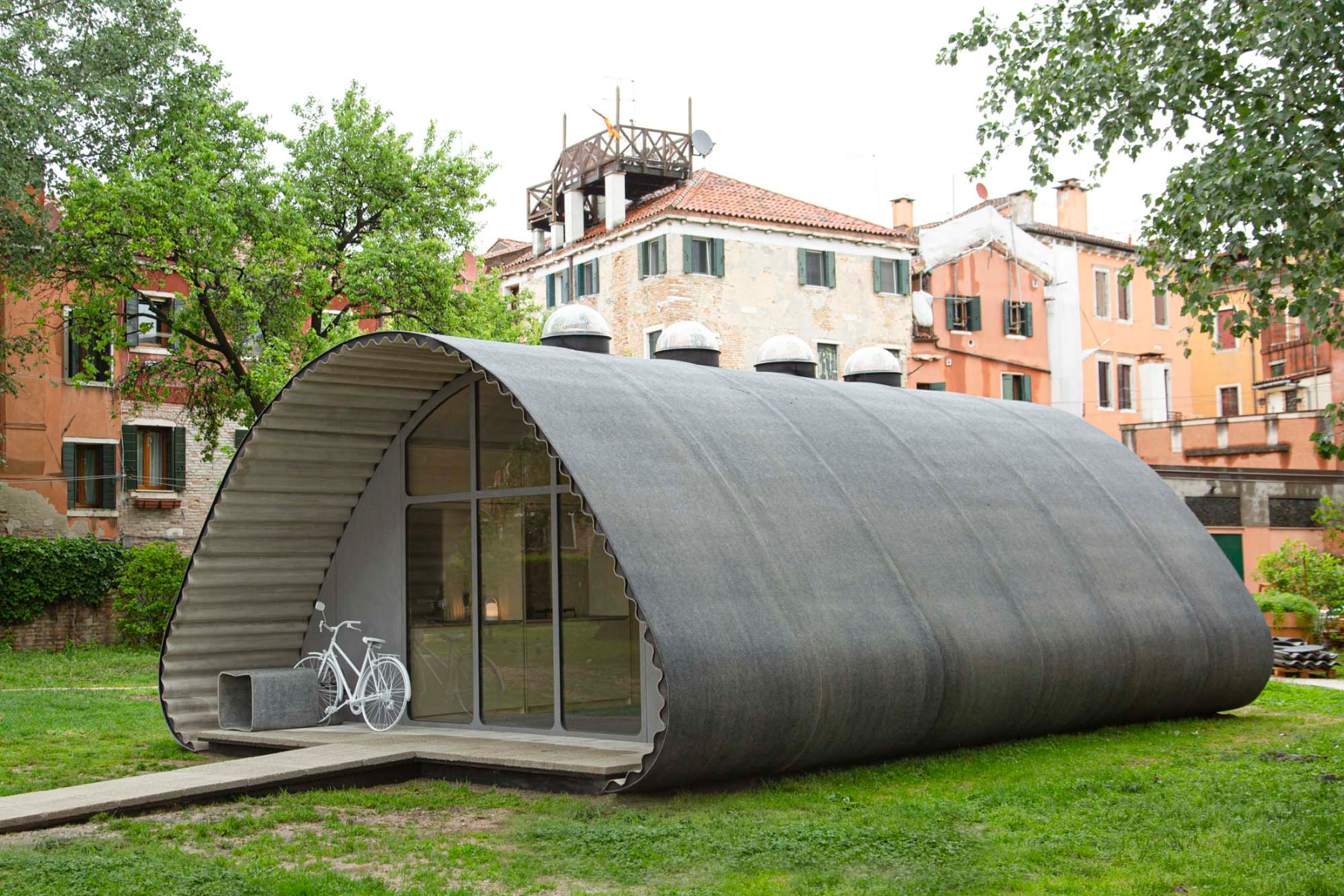 https://detail-cdn.s3.eu-central-1.amazonaws.com/media/catalog/product/0/2/02-architekturbiennale-venedig-2023-essential-homes-norman-foster.jpg?width=437&height=582&store=de_de&image-type=image