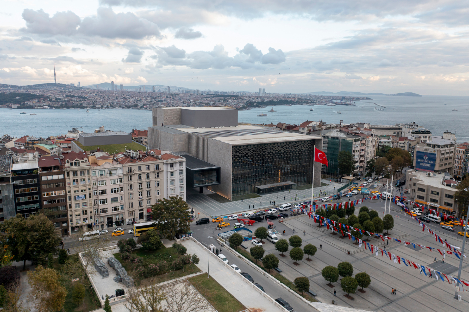 https://detail-cdn.s3.eu-central-1.amazonaws.com/media/catalog/product/0/2/02-atatu_rk-kulturzentrum-istanbul-tabanl_og_lu-architects.jpg?width=437&height=582&store=de_en&image-type=image
