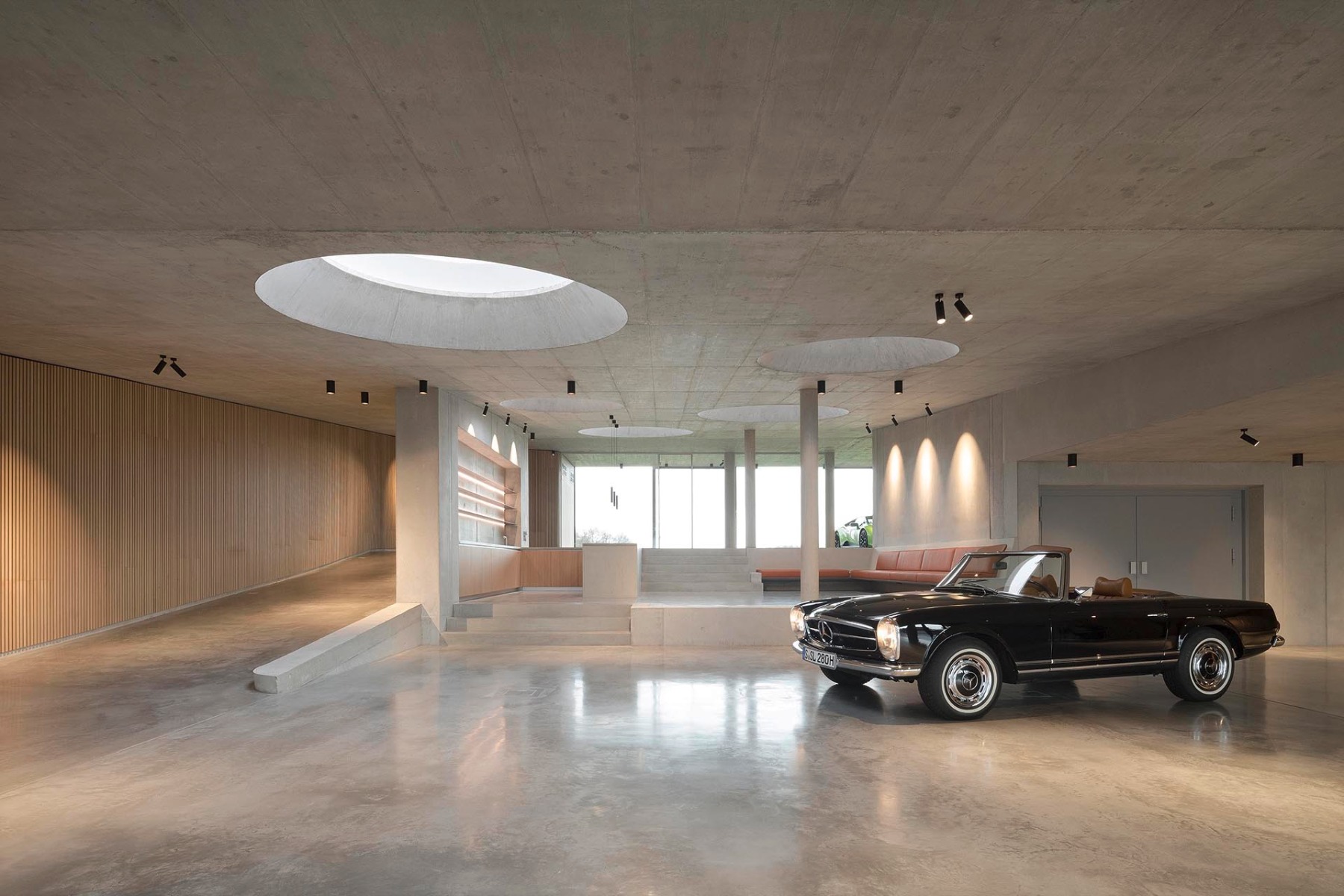 Das Haus bietet Platz für 20 bis 30 Mitarbeitende und die Classic Car Collection des Bauherrn. © Brigida Gonzalez 