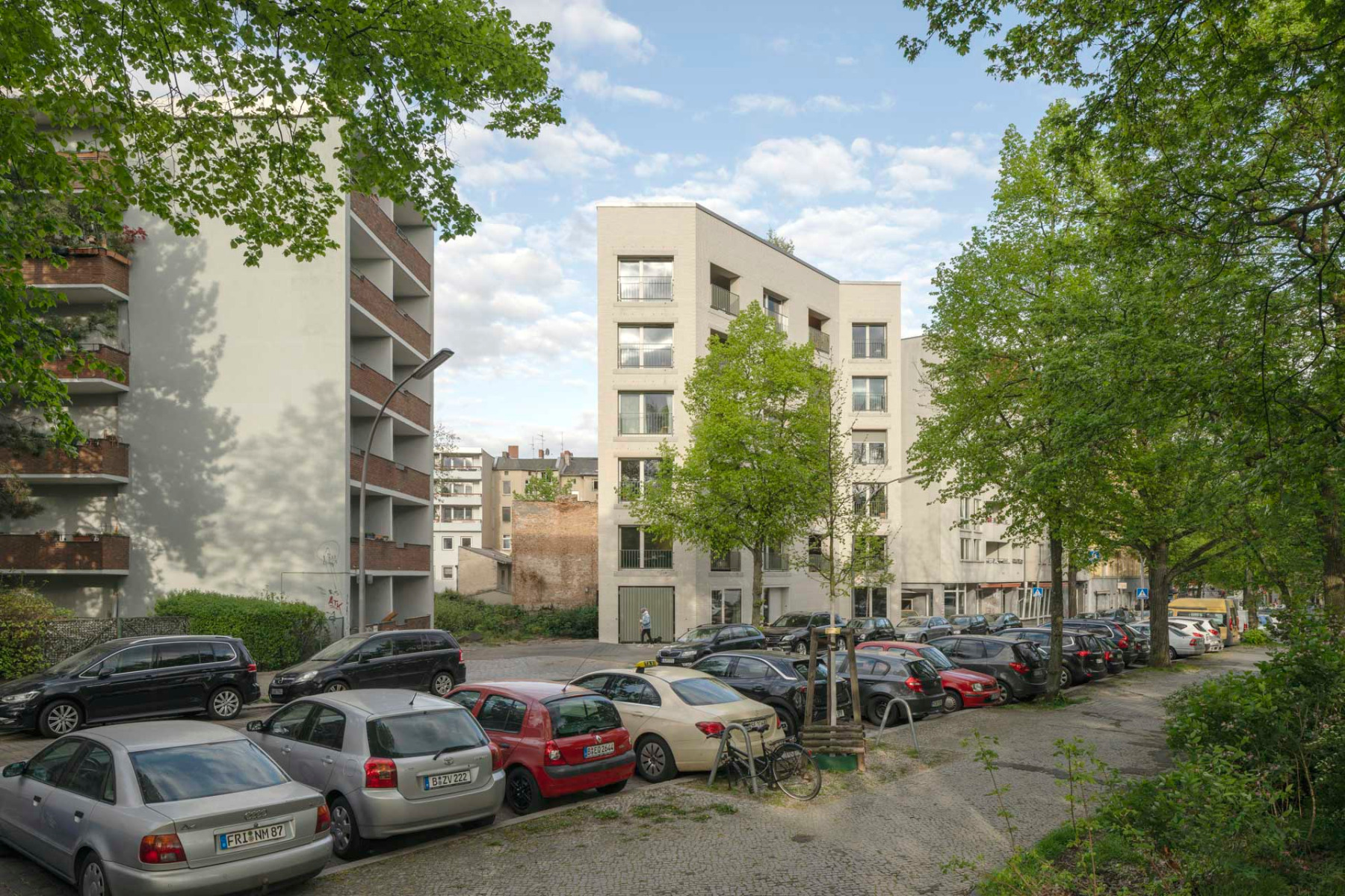 https://detail-cdn.s3.eu-central-1.amazonaws.com/media/catalog/product/0/2/02-buerogebaeude-berlin-neukoelln-dmsw-klinkerfassade-hagemeister_1.jpg?width=437&height=582&store=de_de&image-type=image