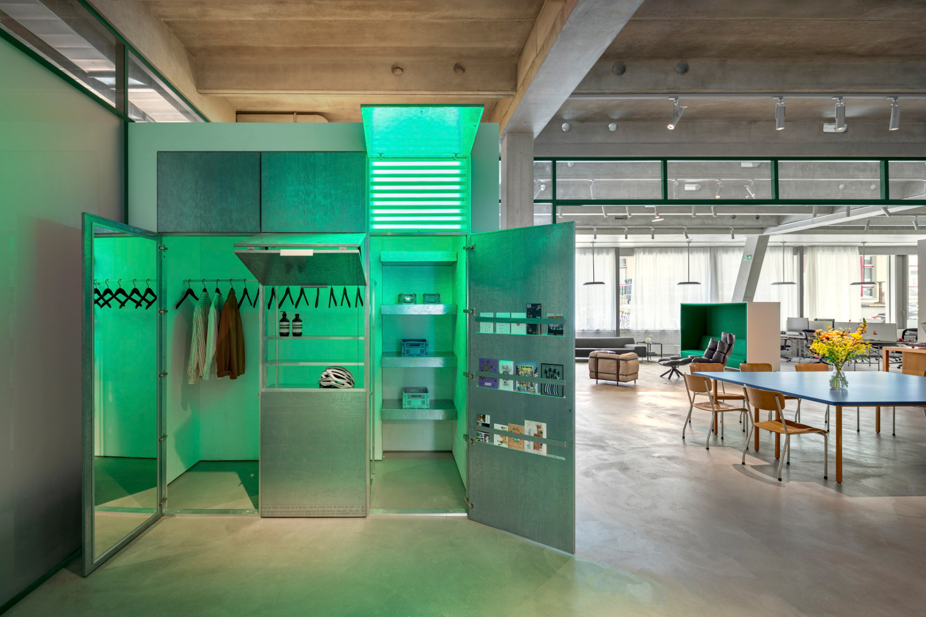 Die Garderobe im Eingangsbereich mit expressiver Beleuchtung, © Ivan Avdieienko