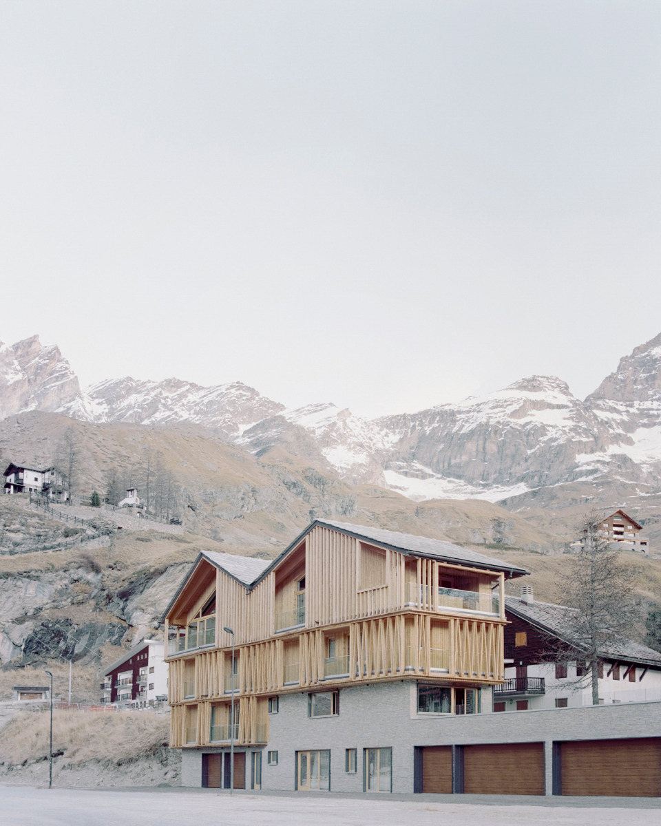 https://detail-cdn.s3.eu-central-1.amazonaws.com/media/catalog/product/0/2/02-chalet-blanc-cervinia-luca-compri-architetti.jpg?width=437&height=582&store=de_en&image-type=image