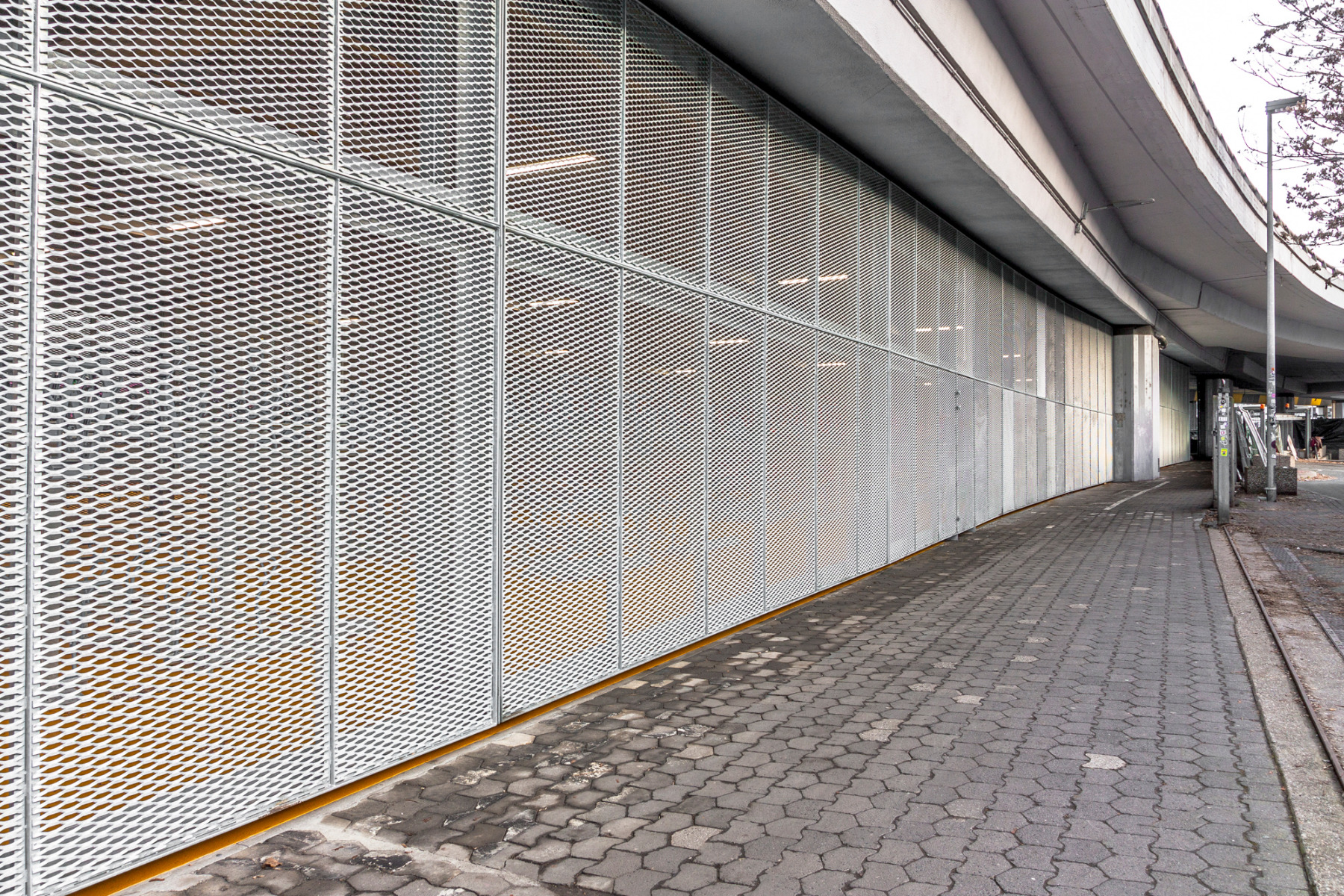 https://detail-cdn.s3.eu-central-1.amazonaws.com/media/catalog/product/0/2/02-fahrradparkhaus-mainz-schoyerer-architekten-02__marc_nehrba_.jpg?width=437&height=582&store=de_de&image-type=image
