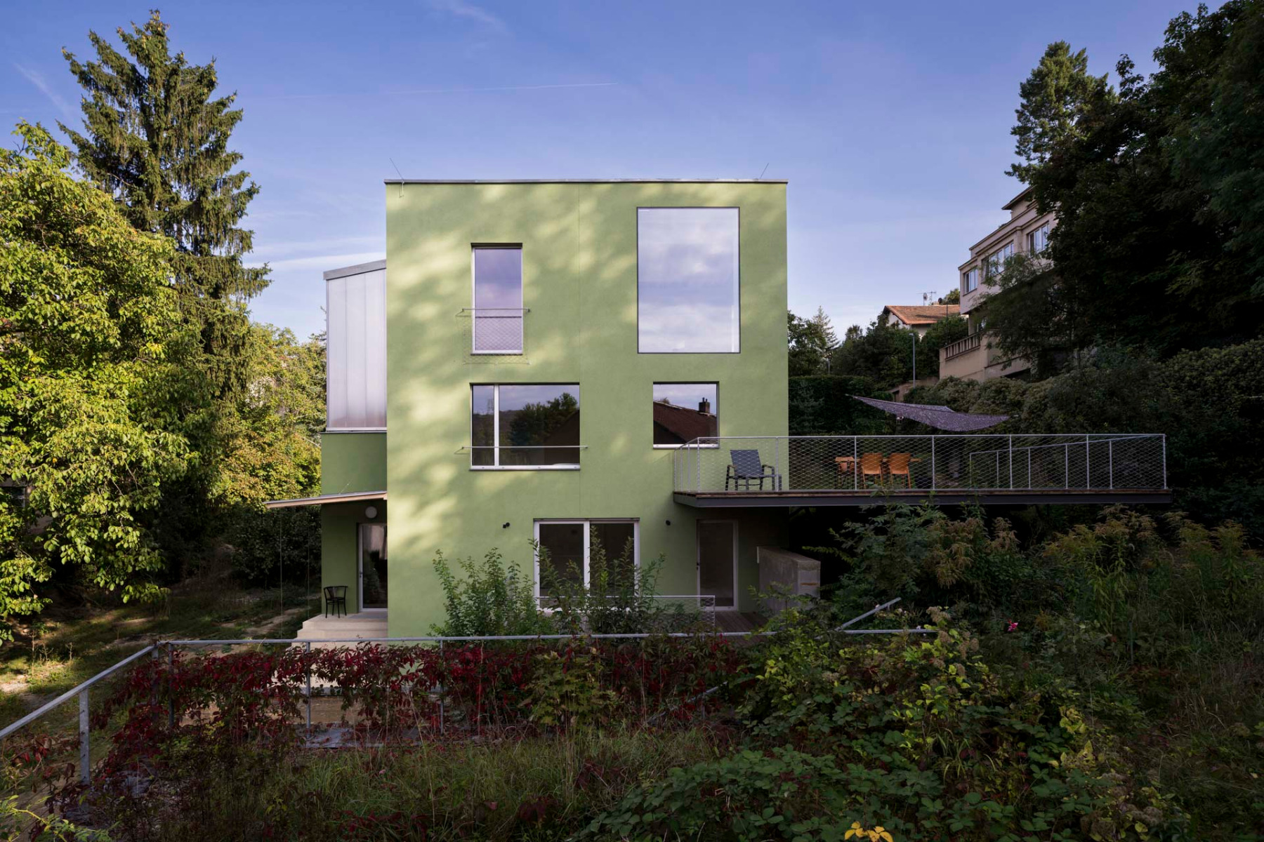 https://detail-cdn.s3.eu-central-1.amazonaws.com/media/catalog/product/0/2/02-green-house-aoc-architekti-prag.jpg?width=437&height=582&store=de_de&image-type=image