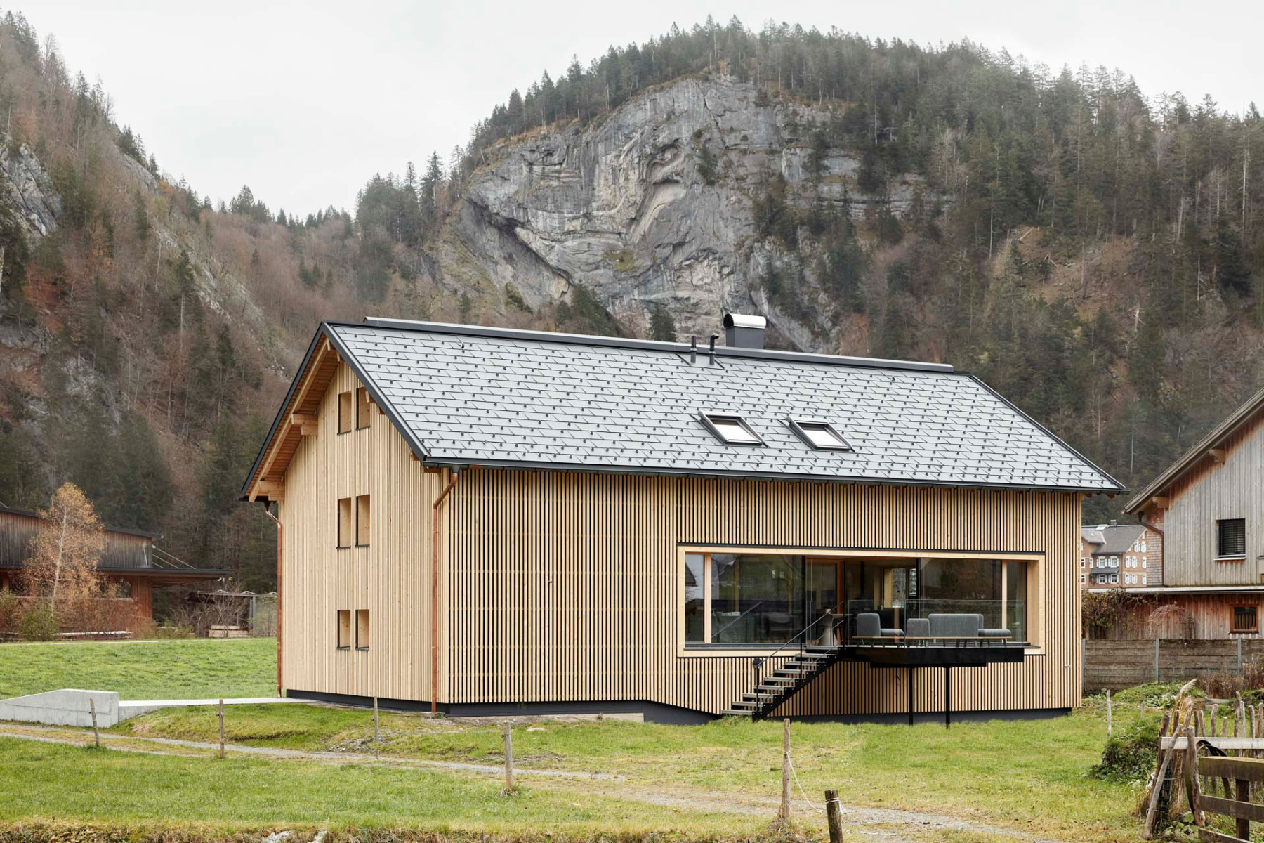 https://detail-cdn.s3.eu-central-1.amazonaws.com/media/catalog/product/0/2/02-haus-sutter-bregenzerwald-firm-architekten.jpg?width=437&height=582&store=de_en&image-type=image