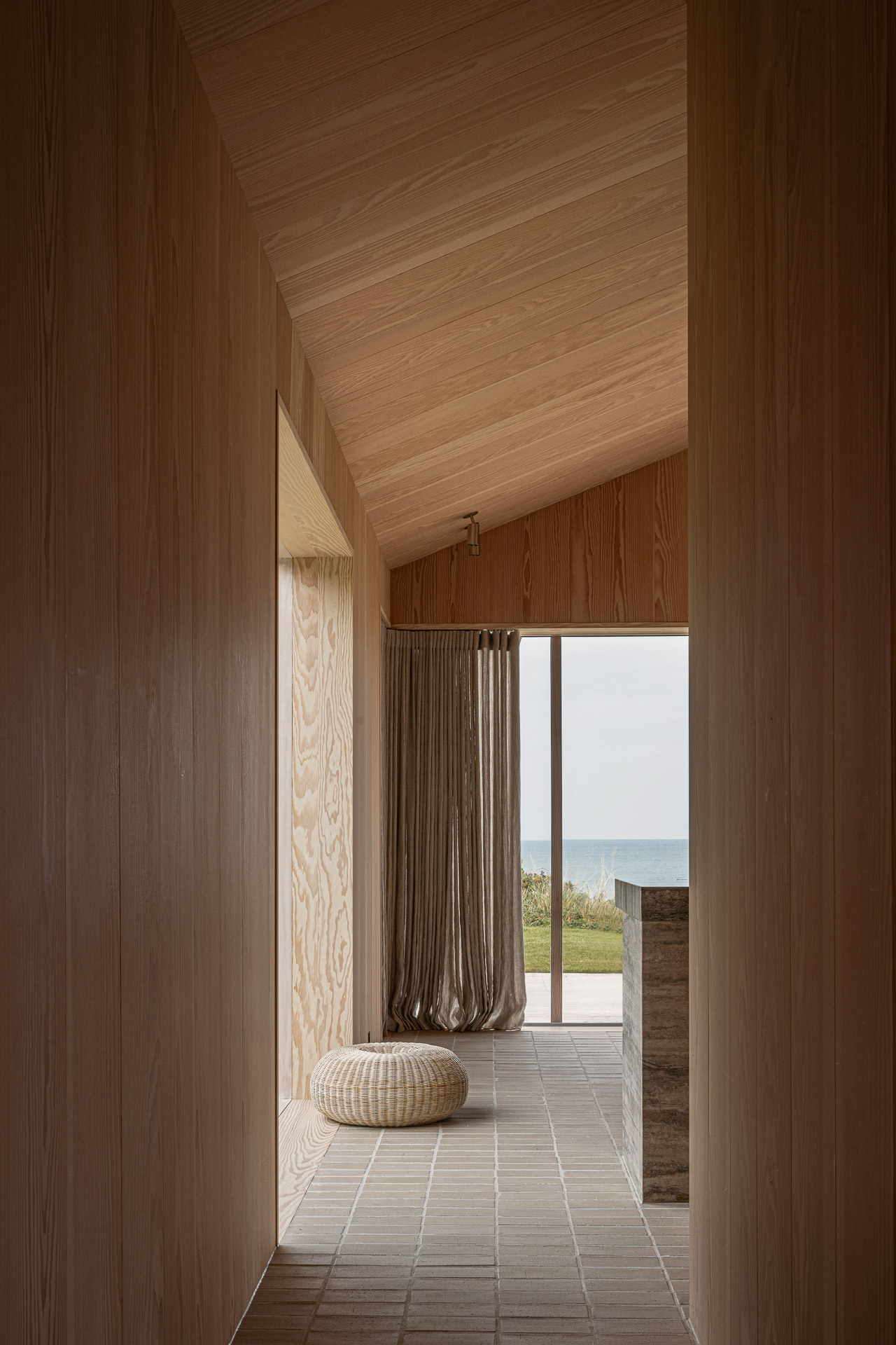 https://detail-cdn.s3.eu-central-1.amazonaws.com/media/catalog/product/0/2/02-heatherhill-beach-house-norm-architects_.jpg?width=437&height=582&store=de_en&image-type=image