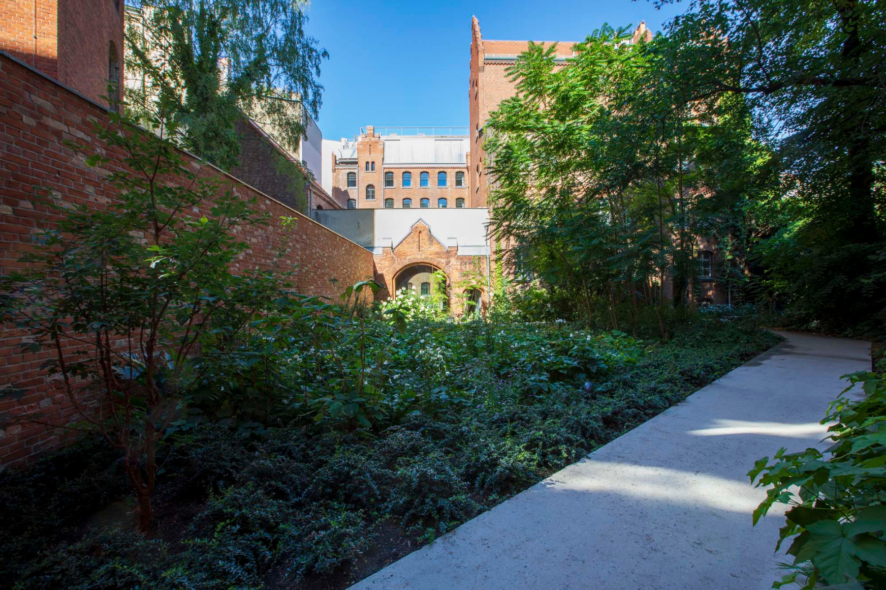 The main entrance to the hotel is located in the quiet garden courtyard. © Patricia Parinejad