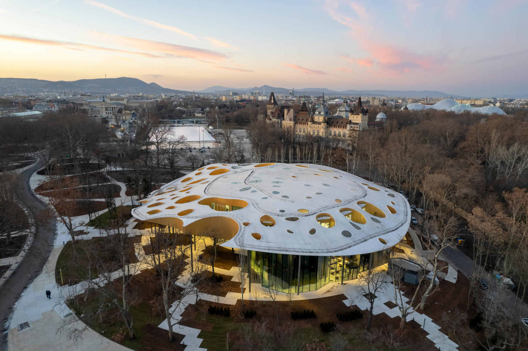 https://detail-cdn.s3.eu-central-1.amazonaws.com/media/catalog/product/0/2/02-house-of-music-budapest-sou-fujimoto.jpg?width=437&height=582&store=de_en&image-type=image