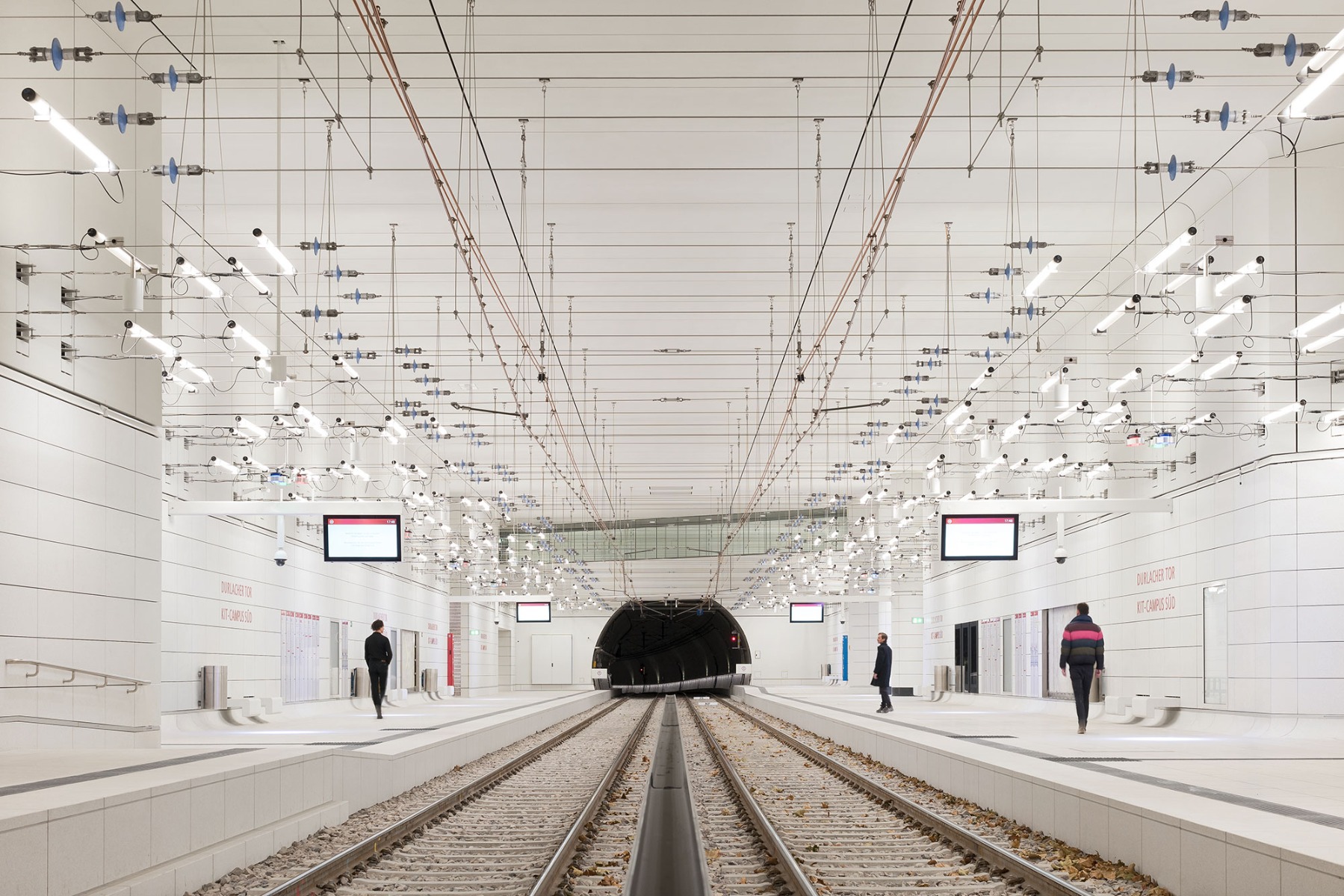 https://detail-cdn.s3.eu-central-1.amazonaws.com/media/catalog/product/0/2/02-hugo-ha_ring-2024-stadtbahntunnel-karlsruhe-allmann-wappner__brigida-gonza_lez.jpg?width=437&height=582&store=de_de&image-type=image