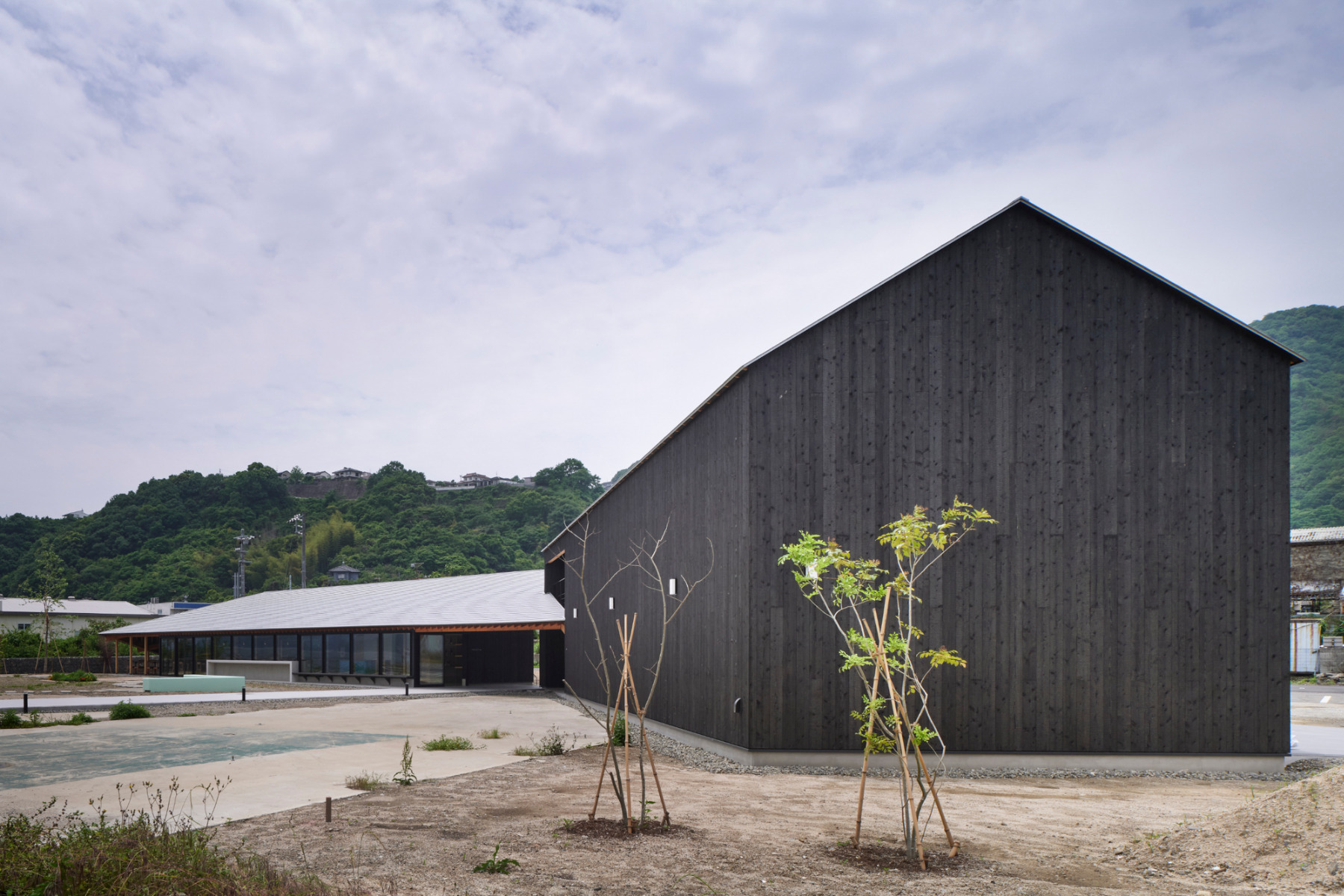https://detail-cdn.s3.eu-central-1.amazonaws.com/media/catalog/product/0/2/02-kellerei-hiroshima-sugawaradaisuke-architects.jpg?width=437&height=582&store=de_de&image-type=image