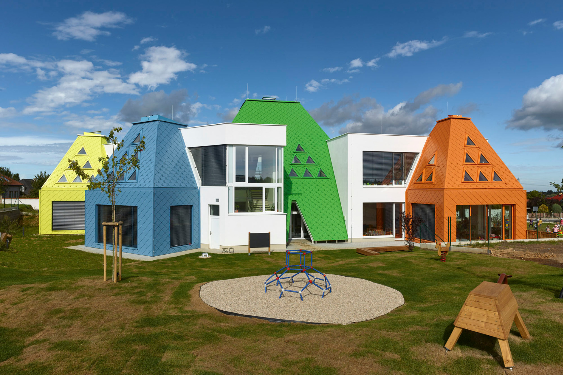 https://detail-cdn.s3.eu-central-1.amazonaws.com/media/catalog/product/0/2/02-kindergarten-tschechien-architektura.jpg?width=437&height=582&store=de_en&image-type=image